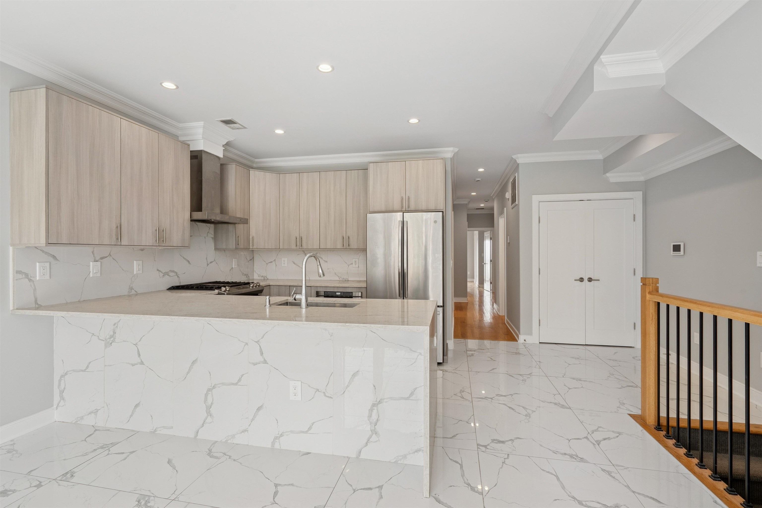 225 COLUMBIA AVE Unit: 2
