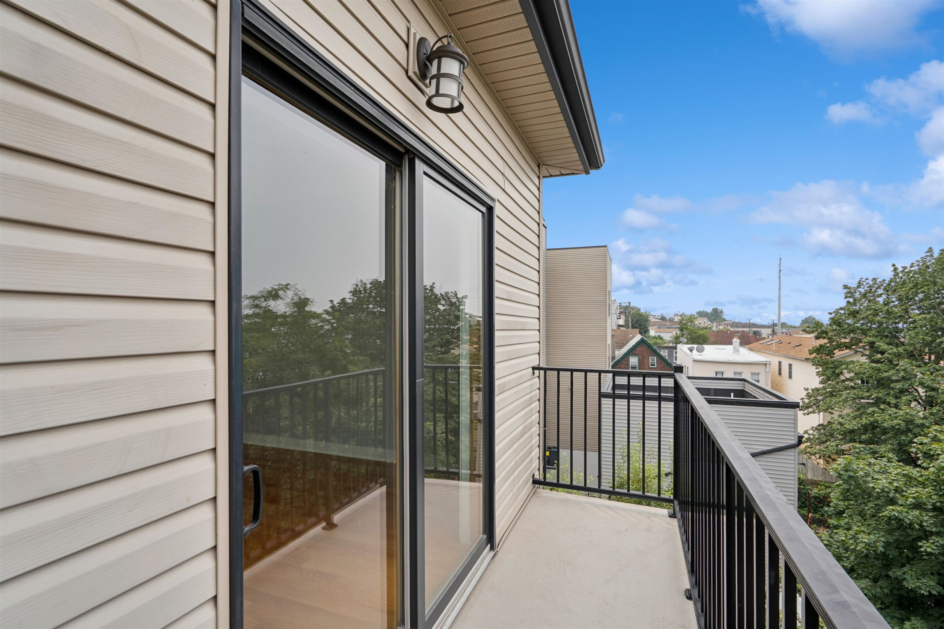 225 COLUMBIA AVE Unit: 2