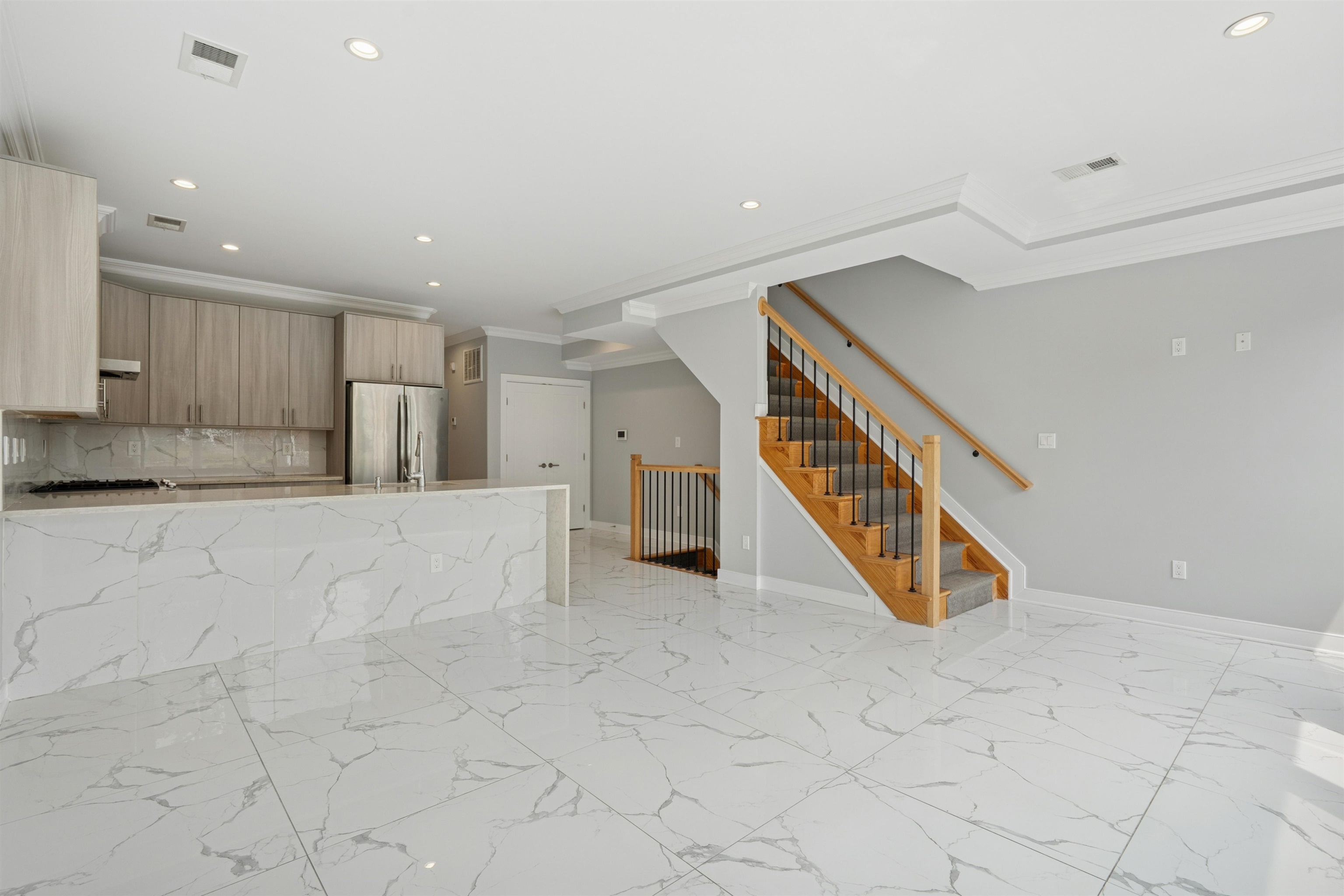 225 COLUMBIA AVE Unit: 2