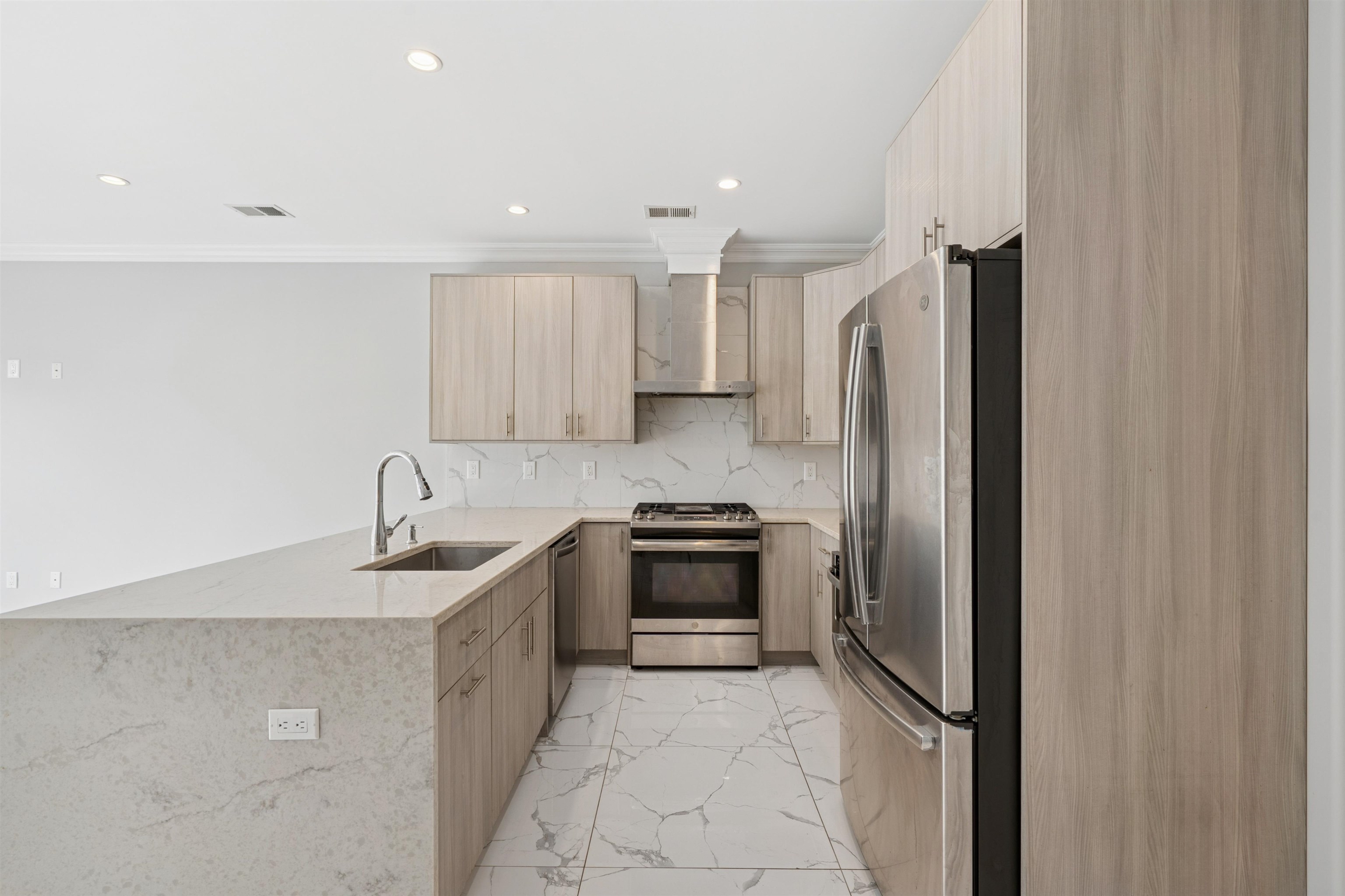 225 COLUMBIA AVE Unit: 2