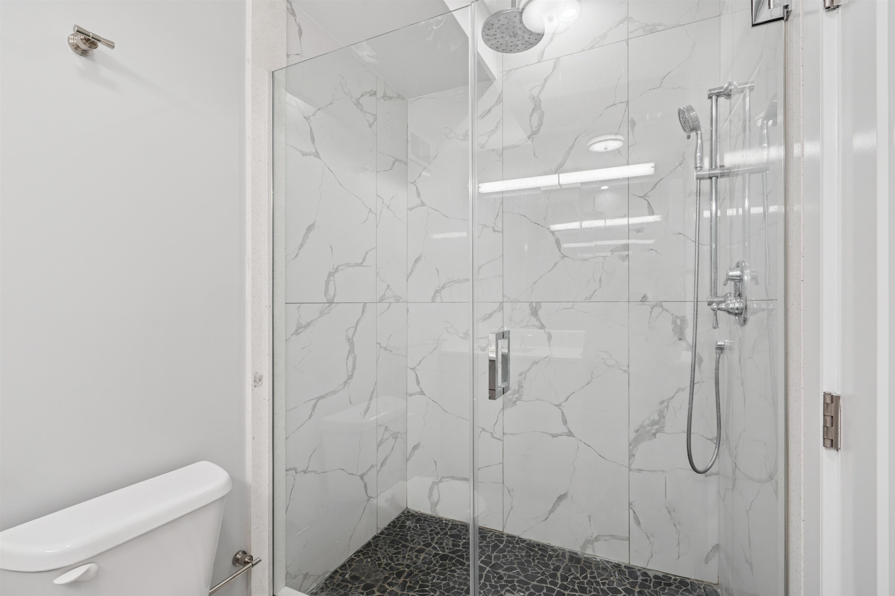 225 COLUMBIA AVE Unit: 2