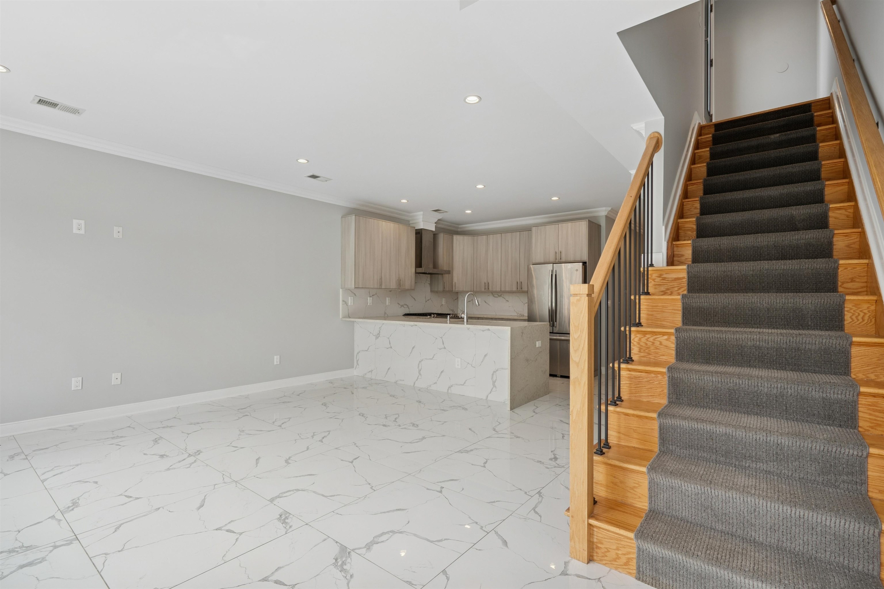 225 COLUMBIA AVE Unit: 2