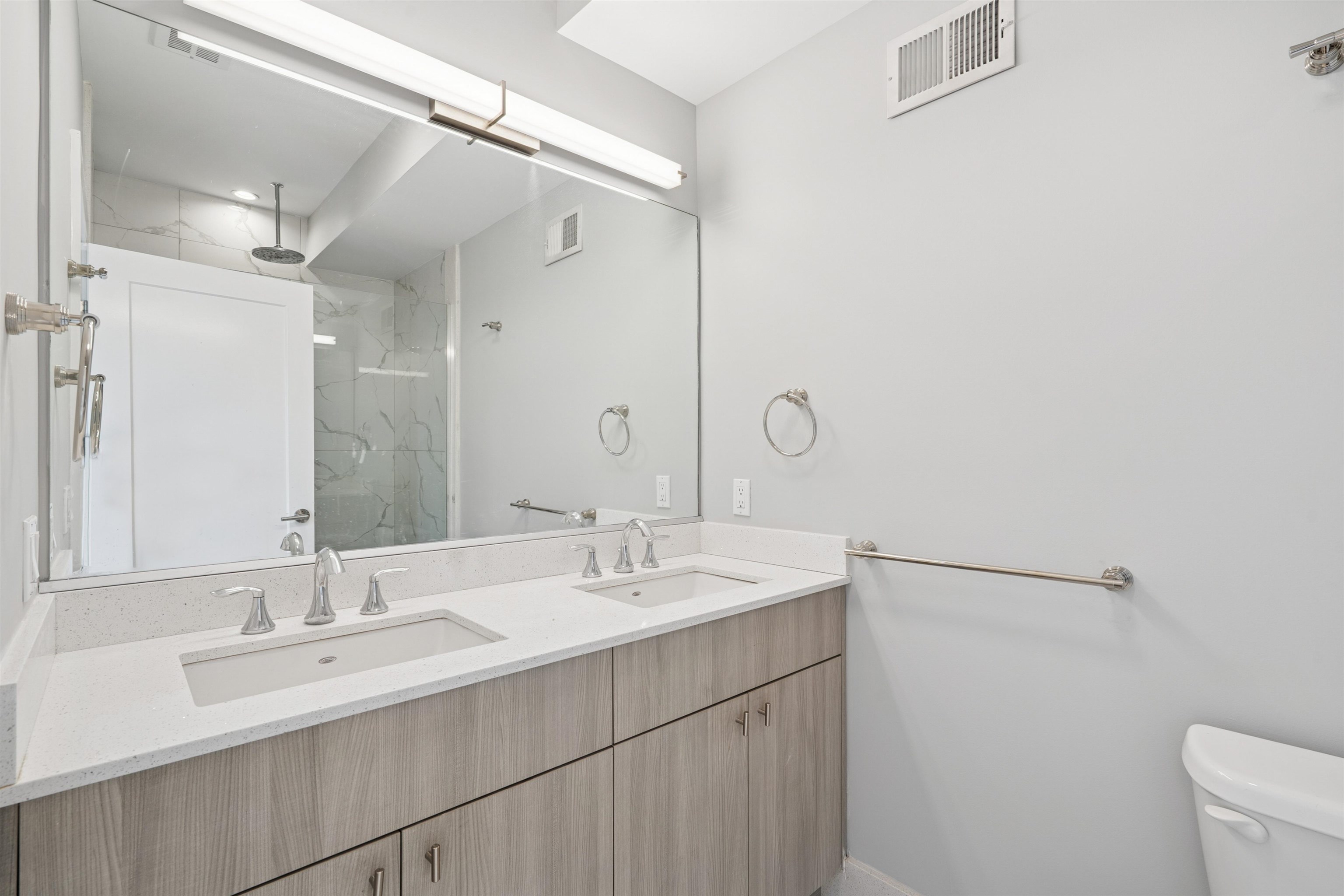 225 COLUMBIA AVE Unit: 2
