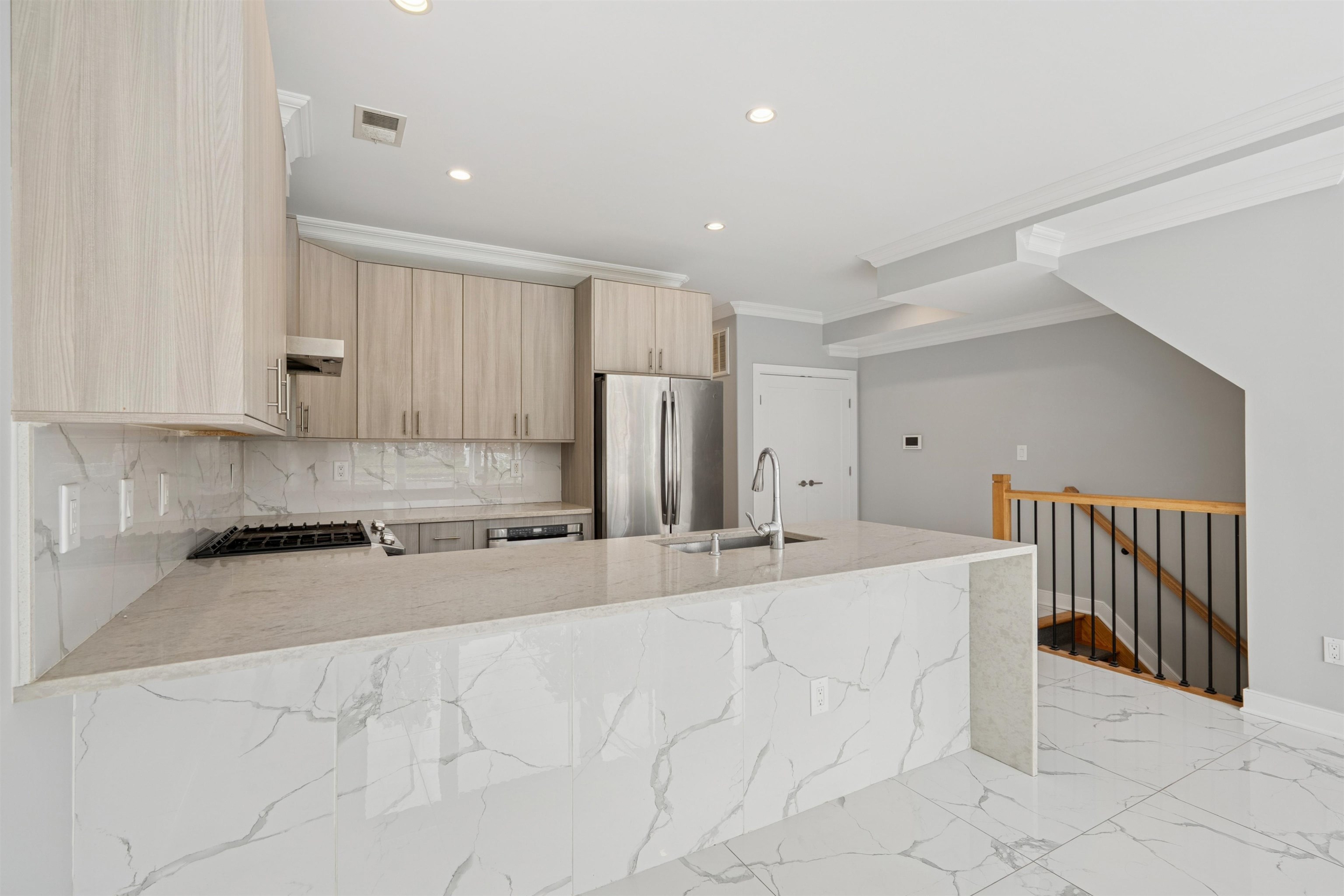 225 COLUMBIA AVE Unit: 2