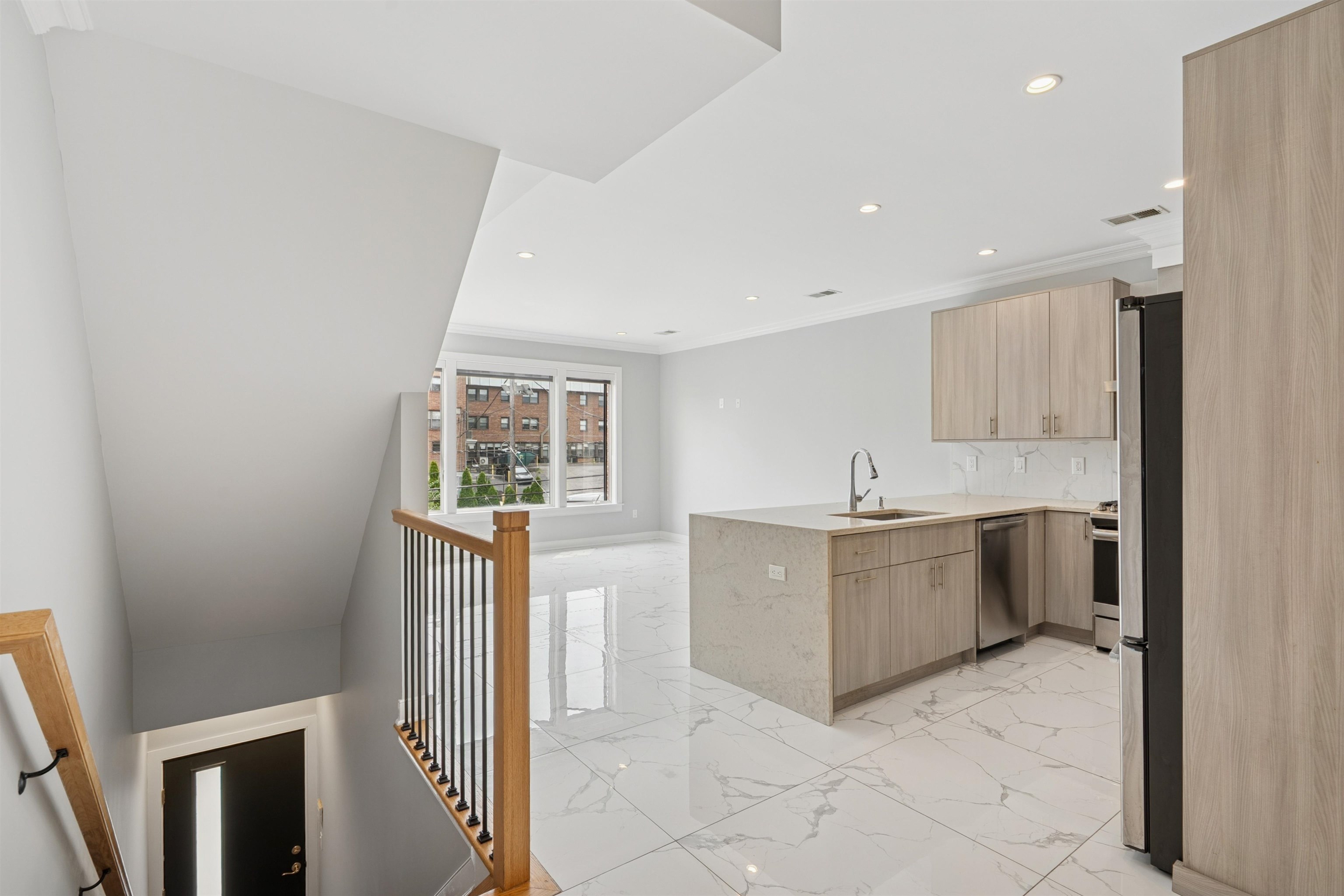 225 COLUMBIA AVE Unit: 2