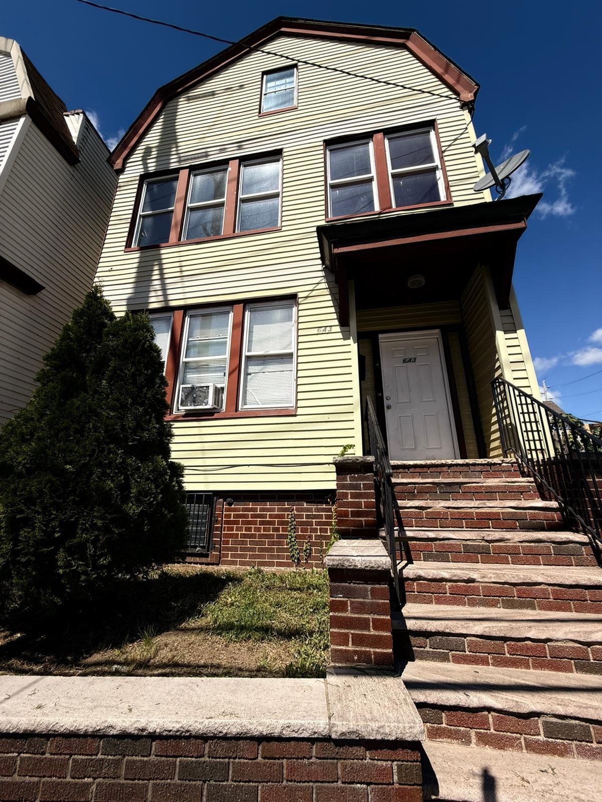 643 GARFIELD AVE Unit: 2