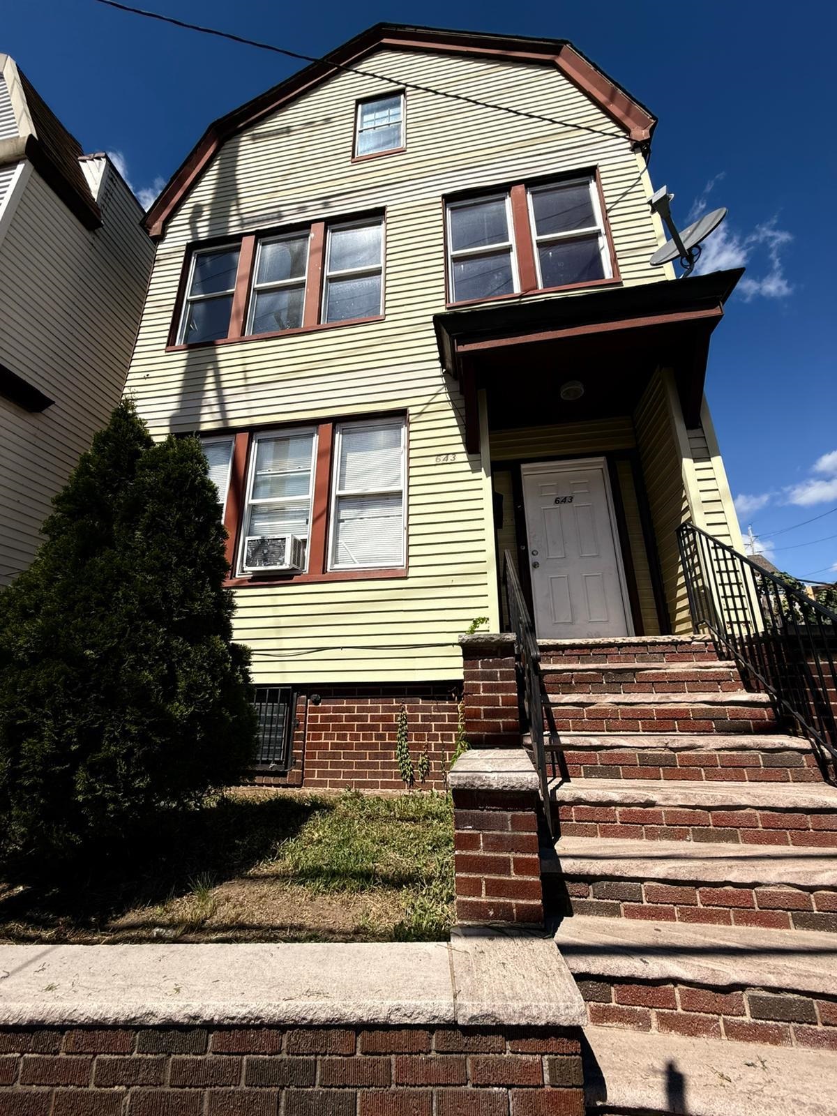 643 GARFIELD AVE Unit: 2