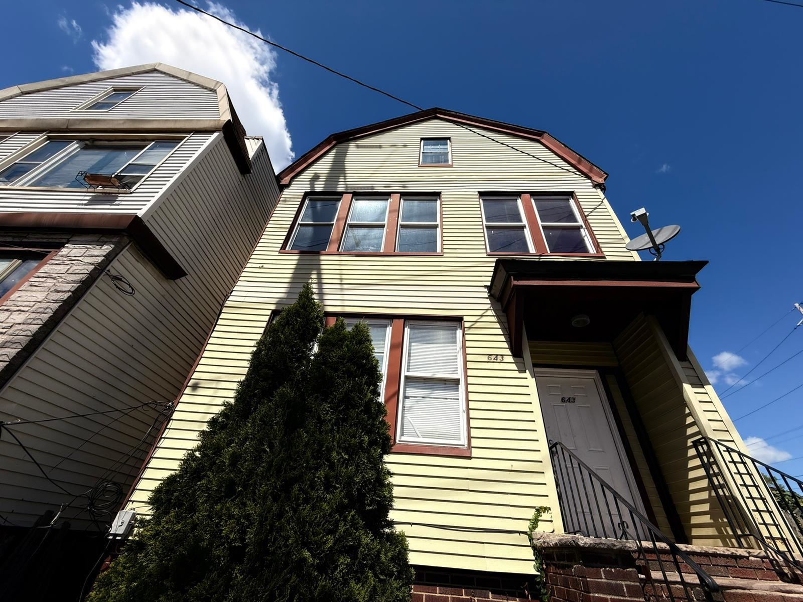 643 GARFIELD AVE Unit: 2