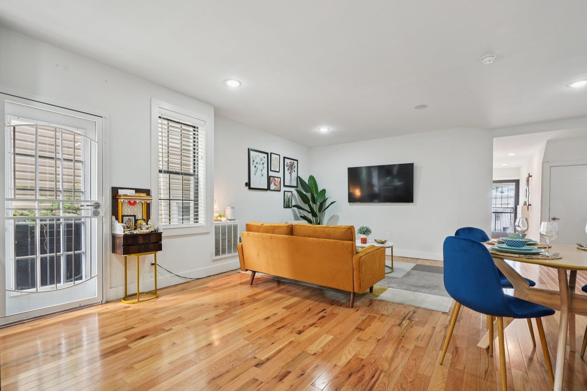 72 COLUMBIA AVE Unit: 1