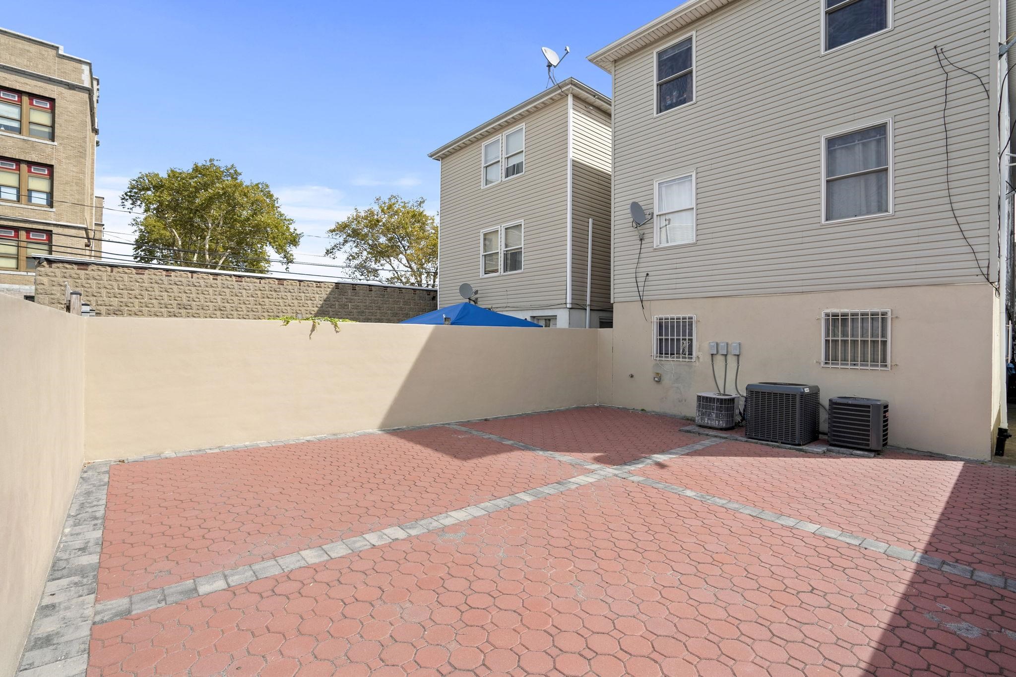 83 OAKLAND AVE