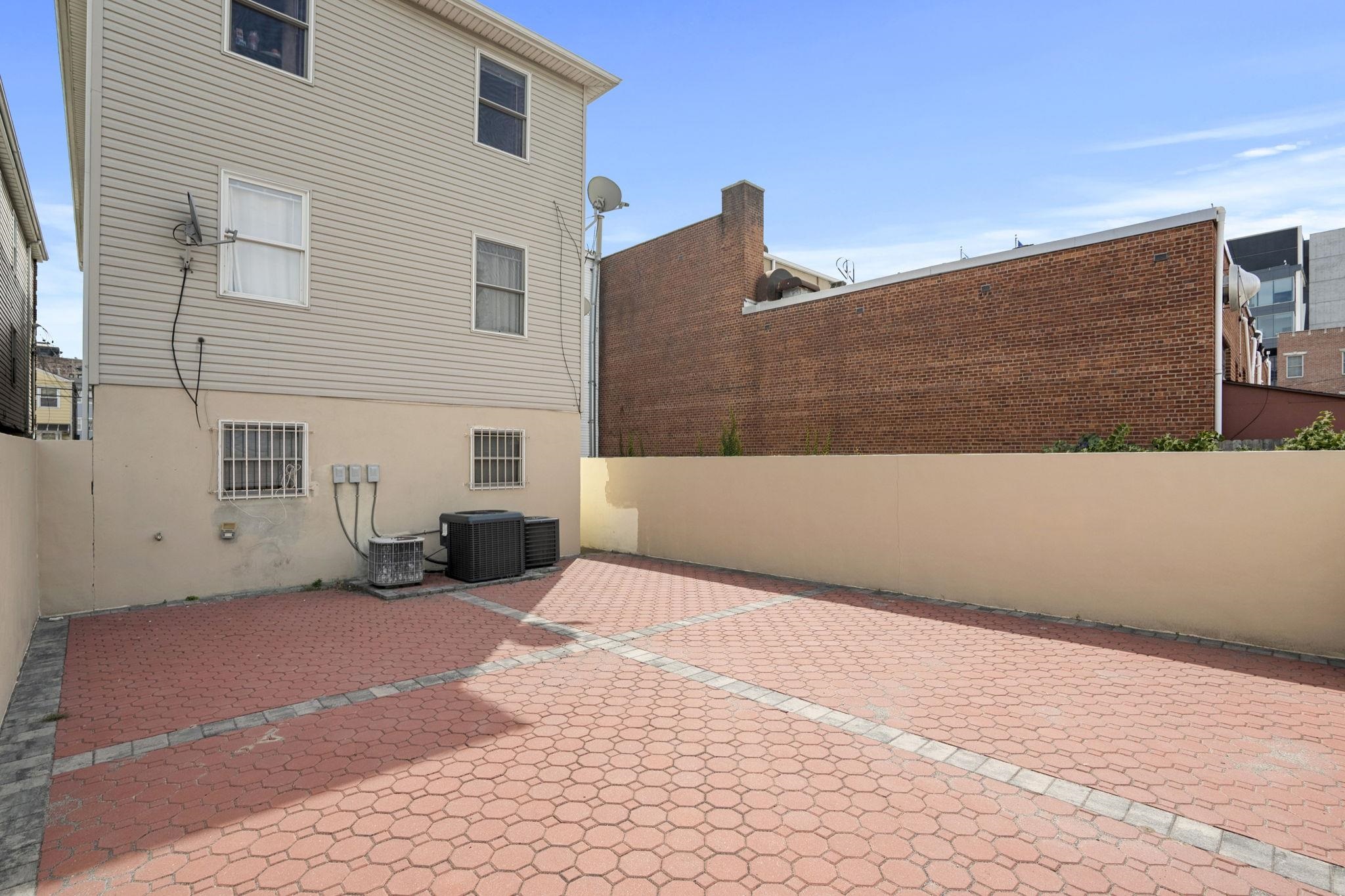 83 OAKLAND AVE