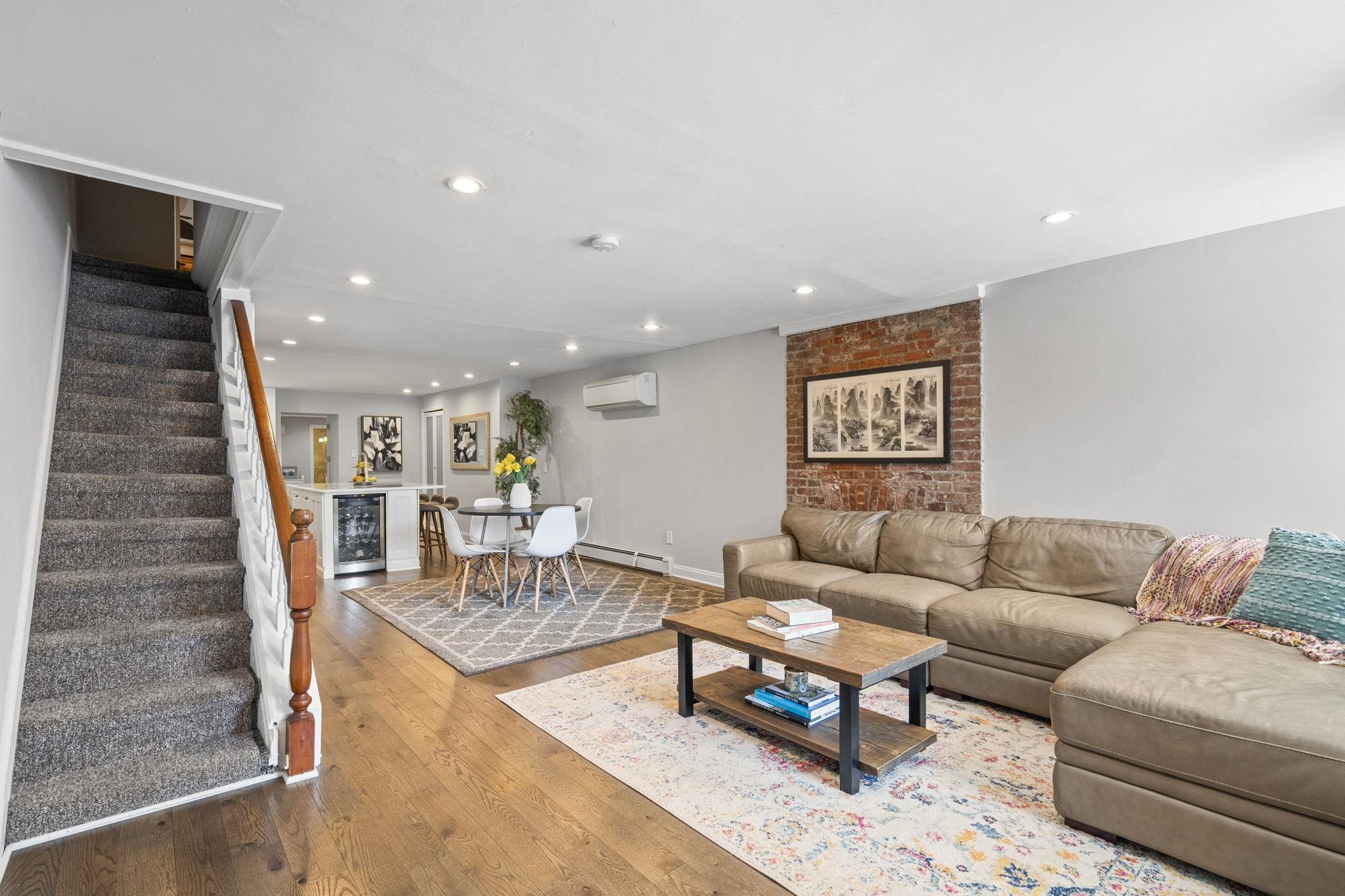 331 VARICK ST Unit: 1