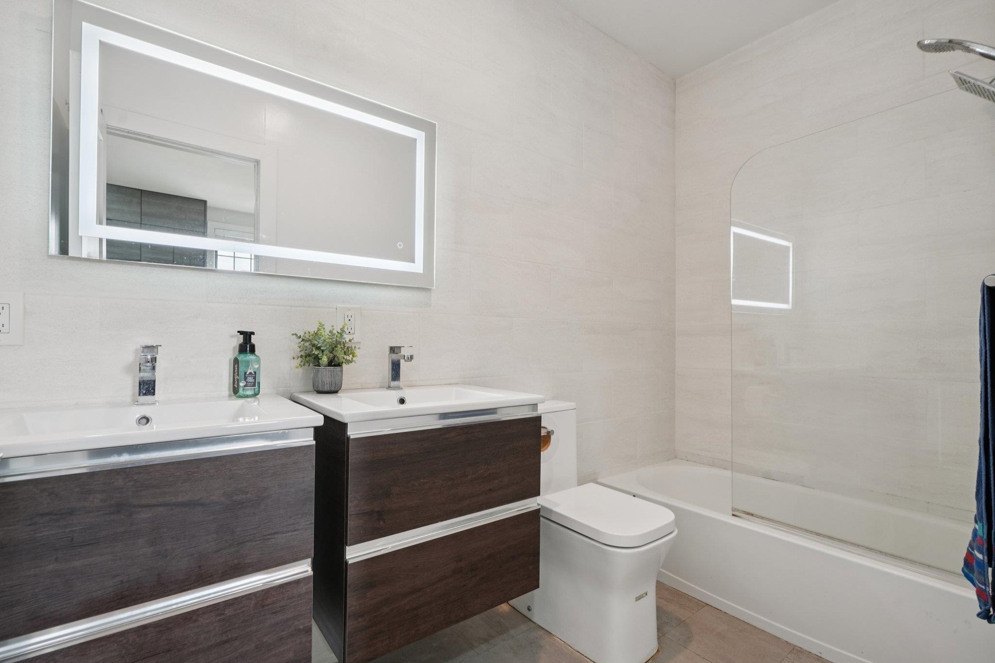 72 COLUMBIA AVE Unit: 1A