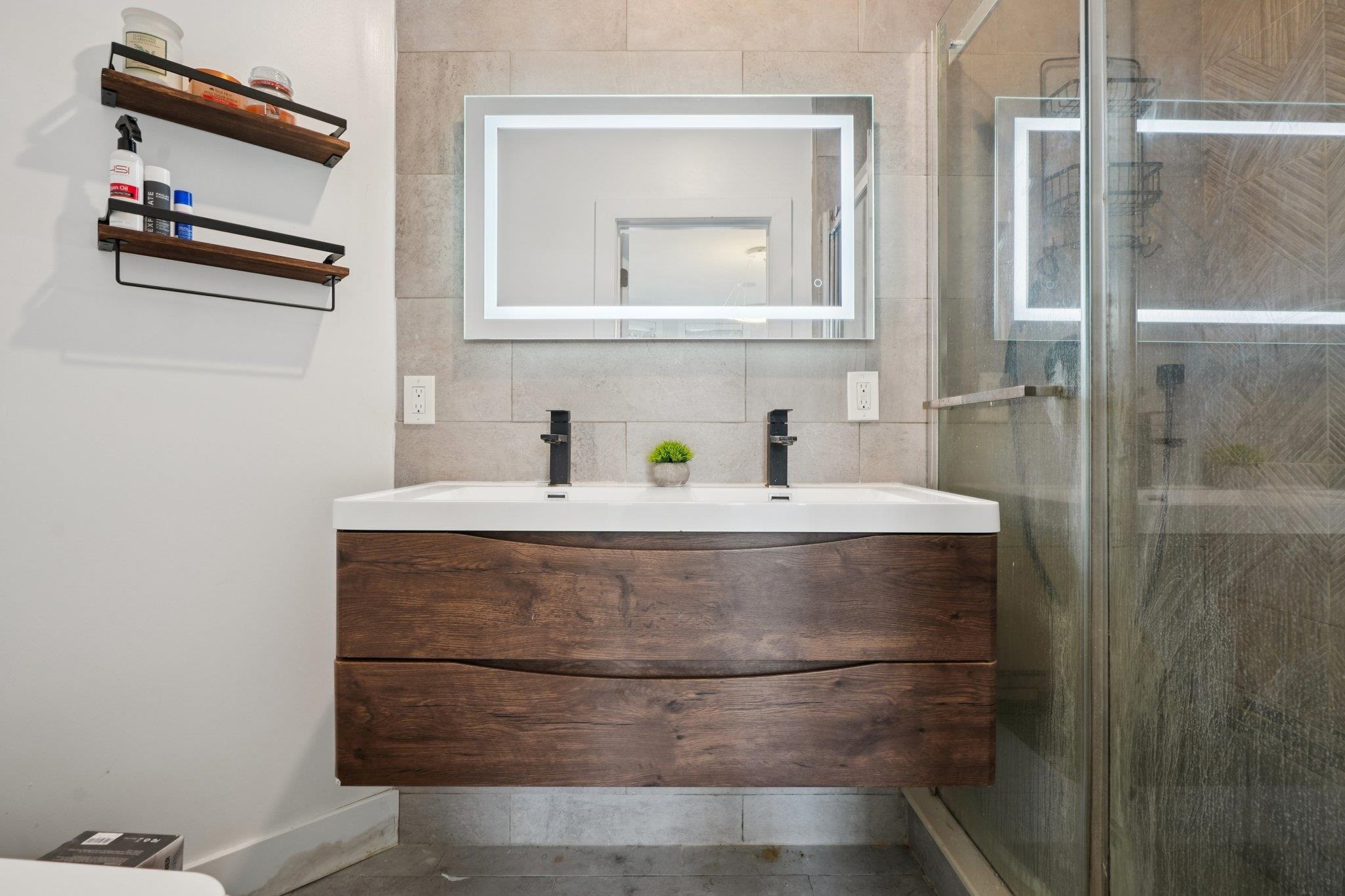 72 COLUMBIA AVE Unit: 1A