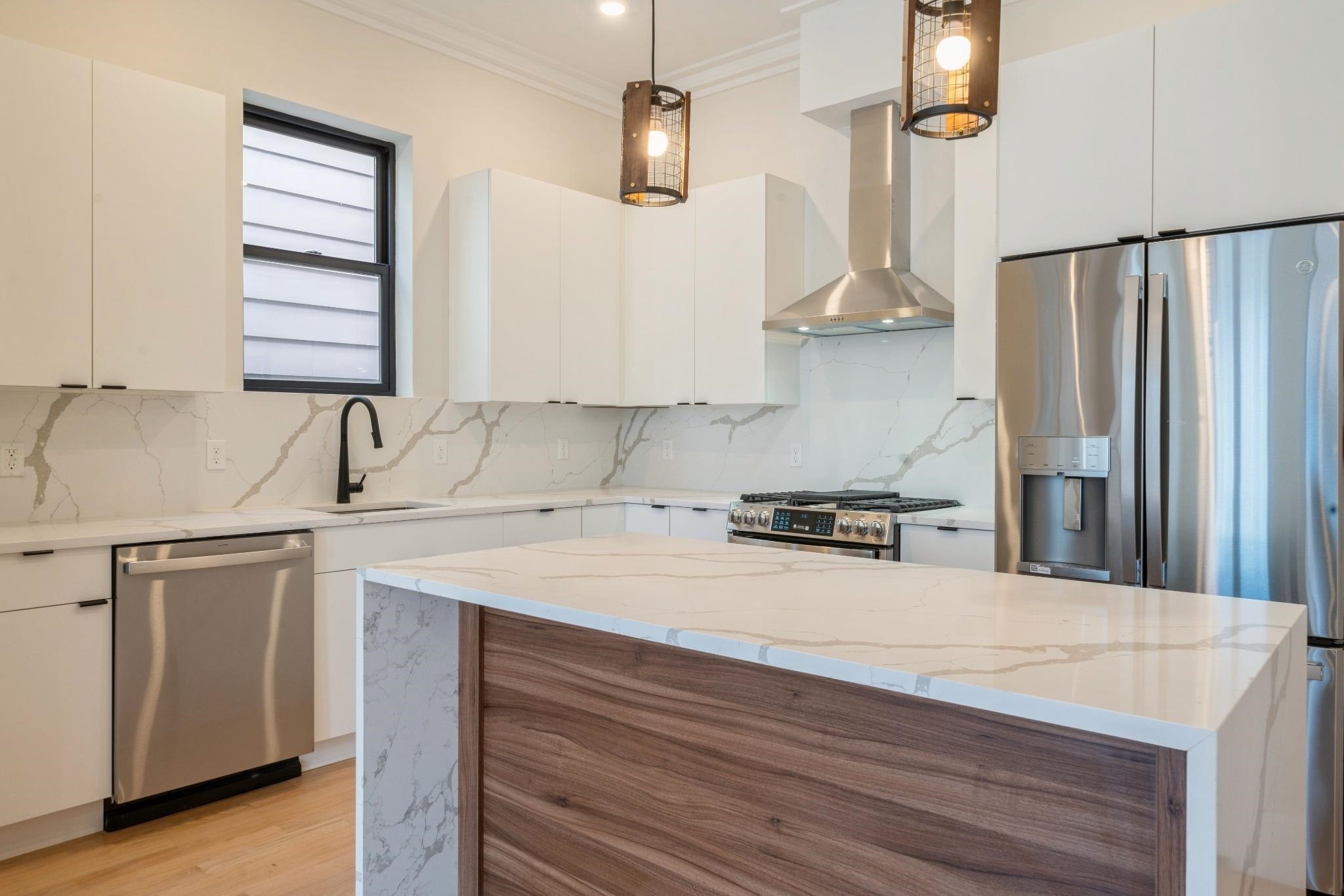 203 HUTTON ST Unit: 2