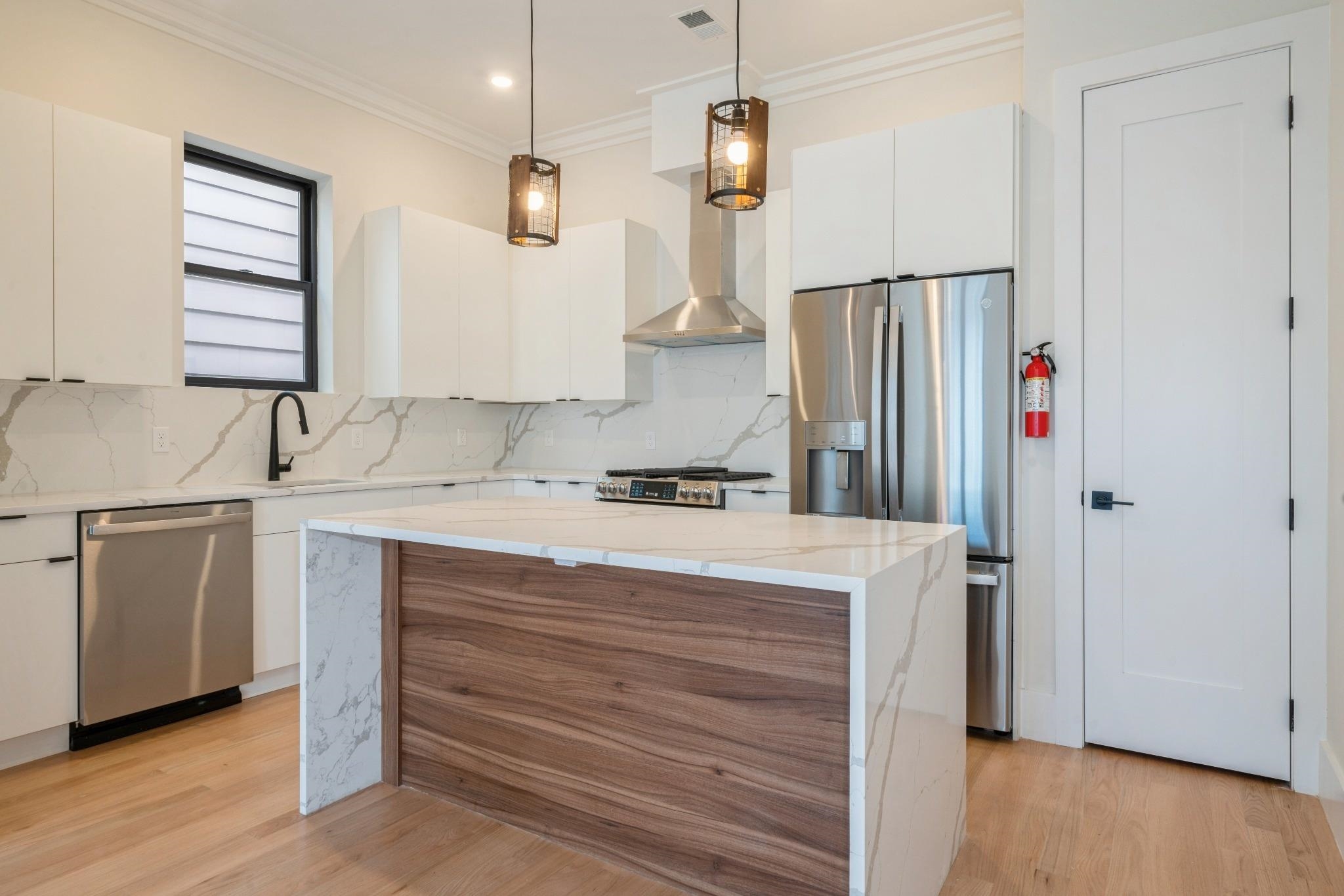 203 HUTTON ST Unit: 2