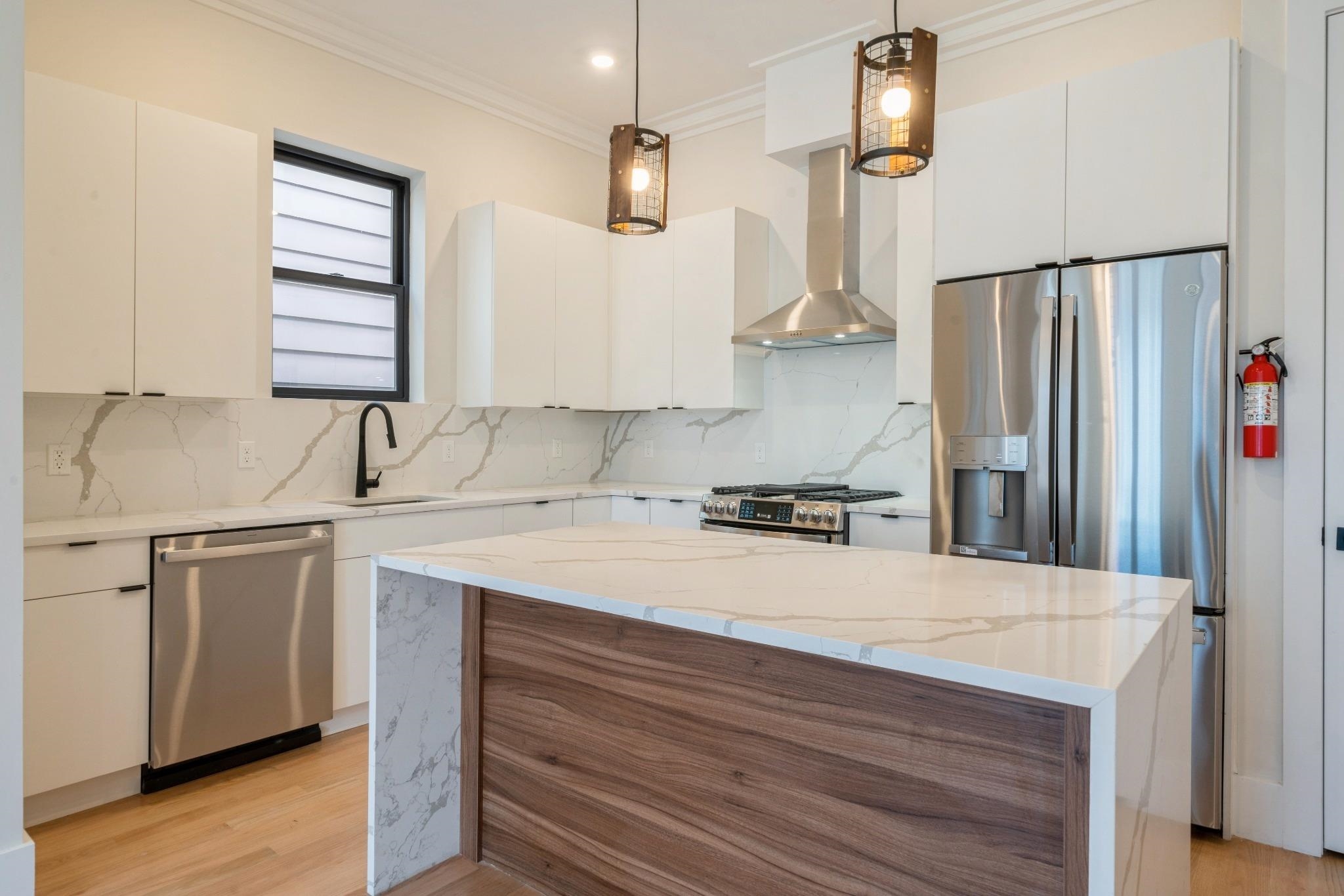 203 HUTTON ST Unit: 2