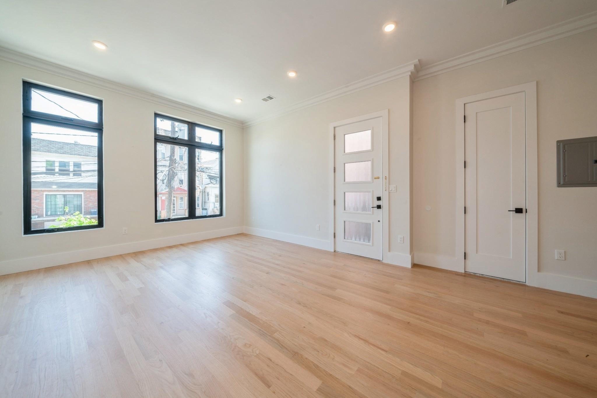 203 HUTTON ST Unit: 2