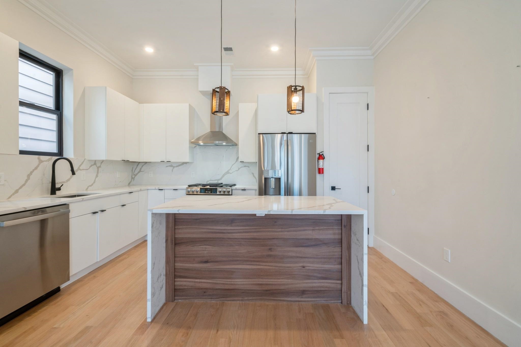 203 HUTTON ST Unit: 2