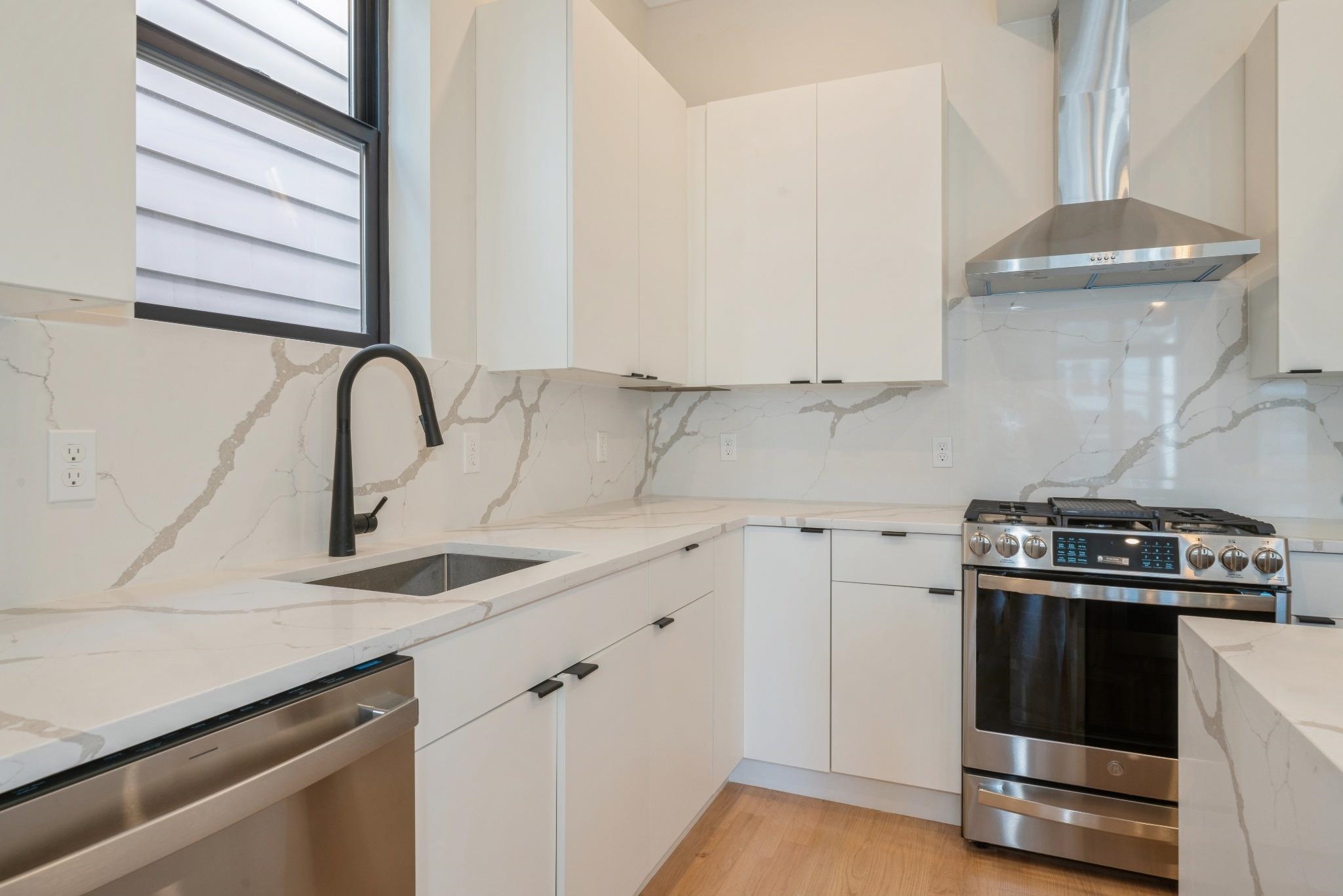 203 HUTTON ST Unit: 2