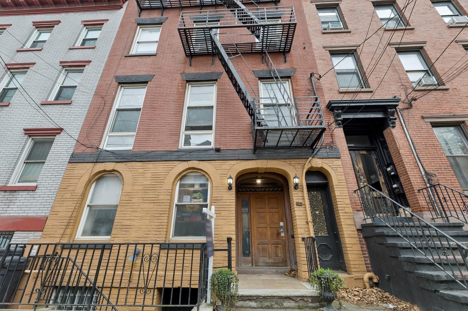 243 MONTGOMERY ST Unit: 3