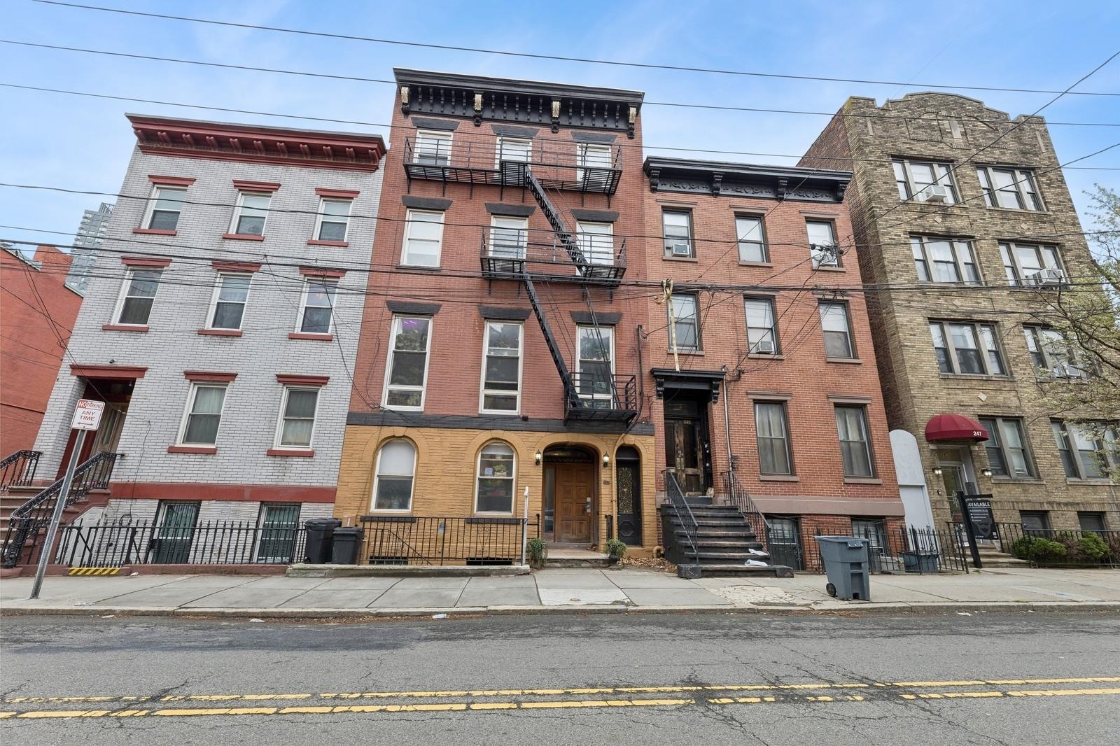 243 MONTGOMERY ST Unit: 3
