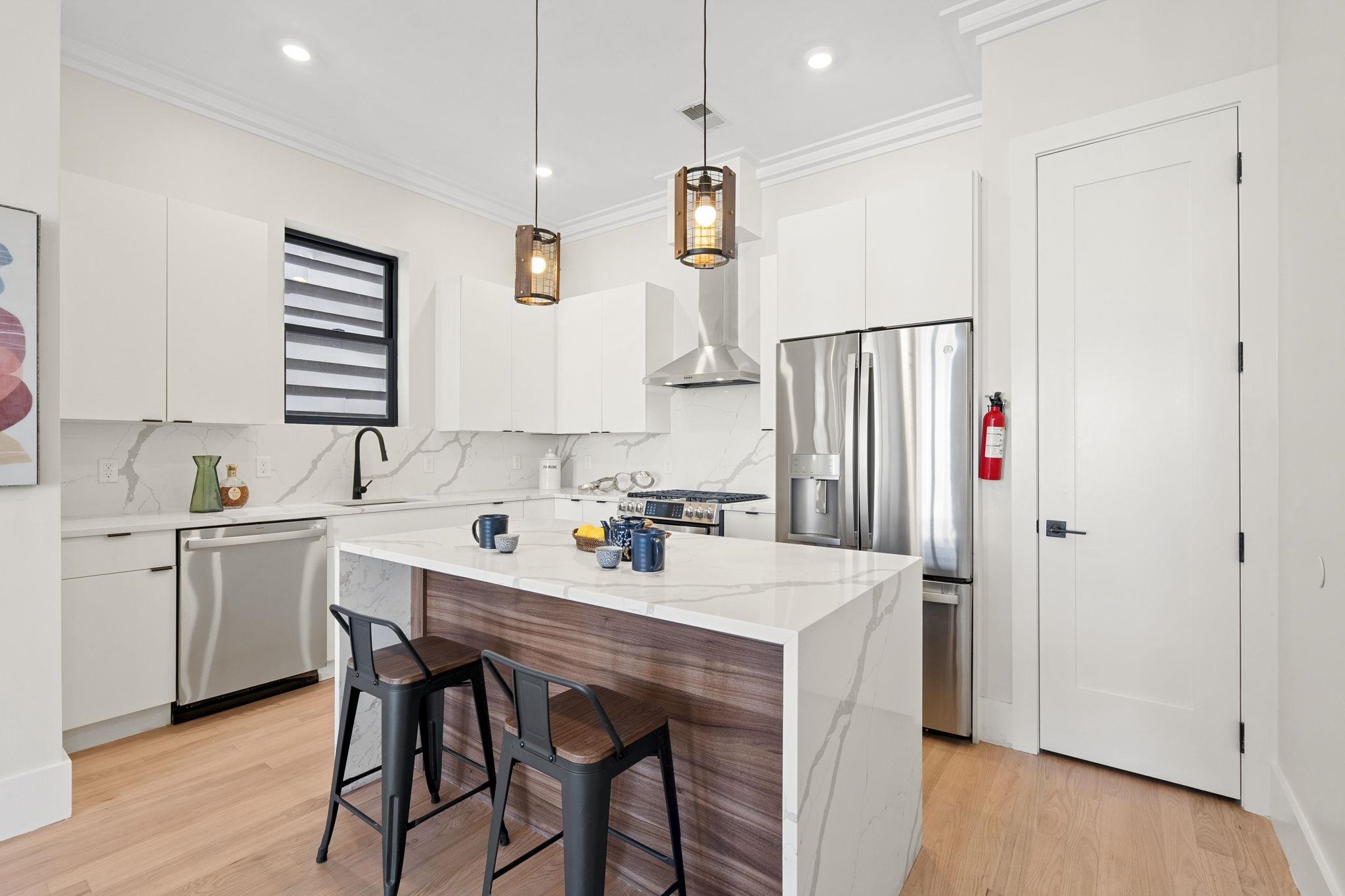 203 HUTTON ST Unit: 2