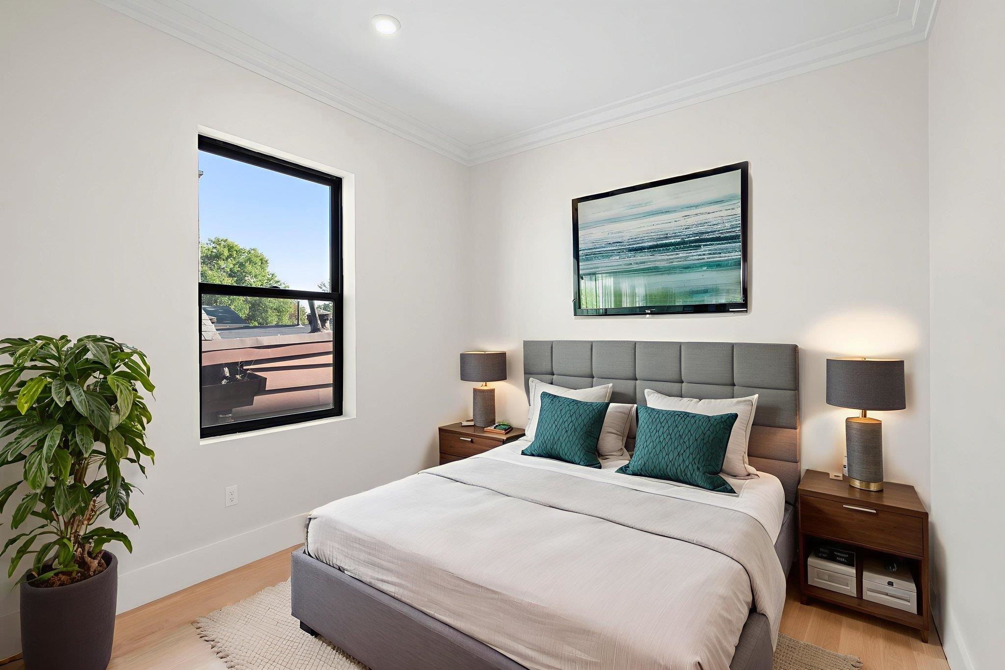 203 HUTTON ST Unit: 2