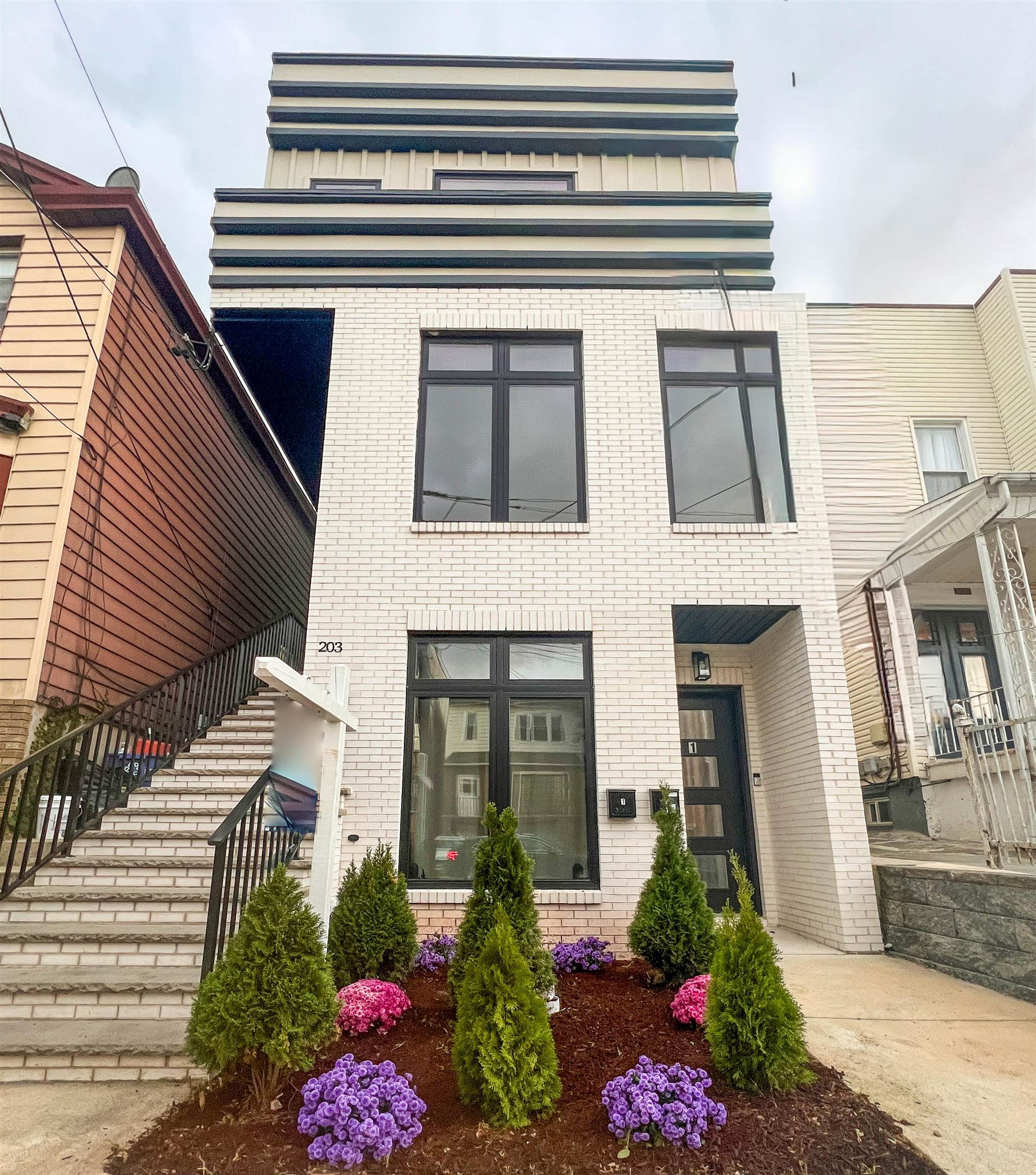 203 HUTTON ST Unit: 2