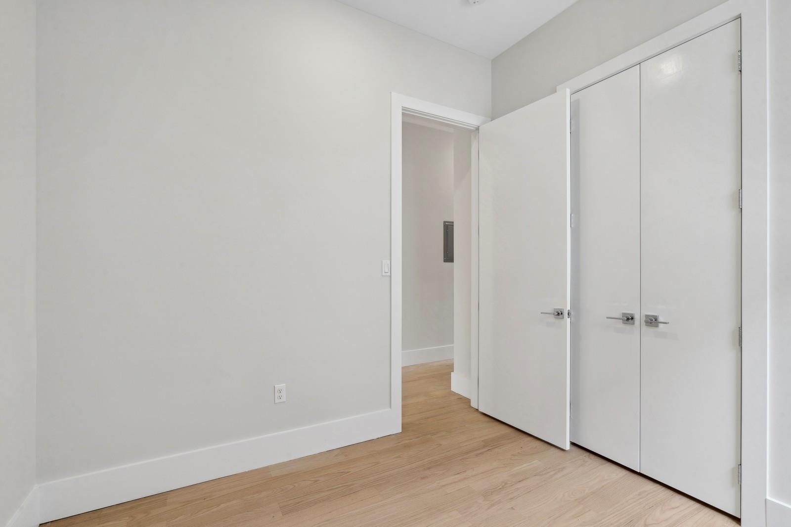 220 FREEMAN AVE Unit: 1