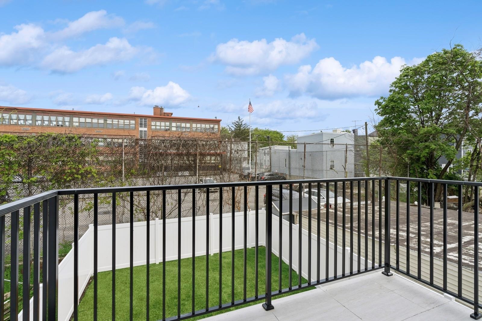 220 FREEMAN AVE Unit: 1