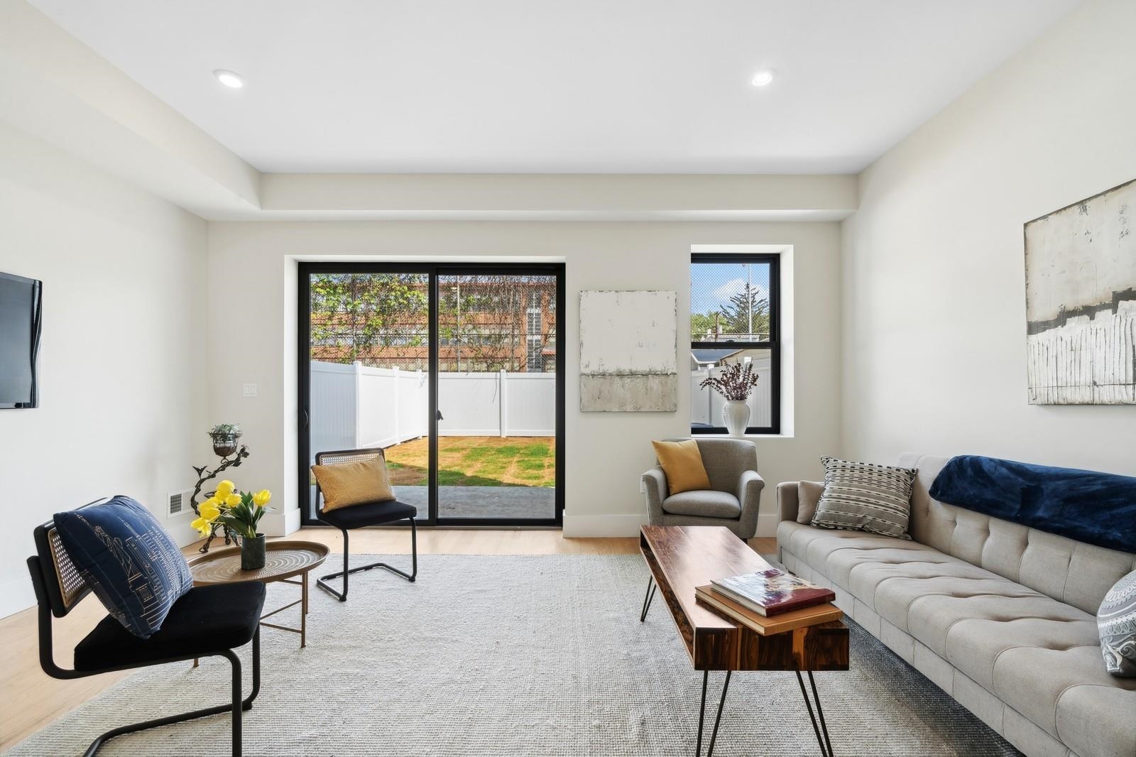 220 FREEMAN AVE Unit: 1