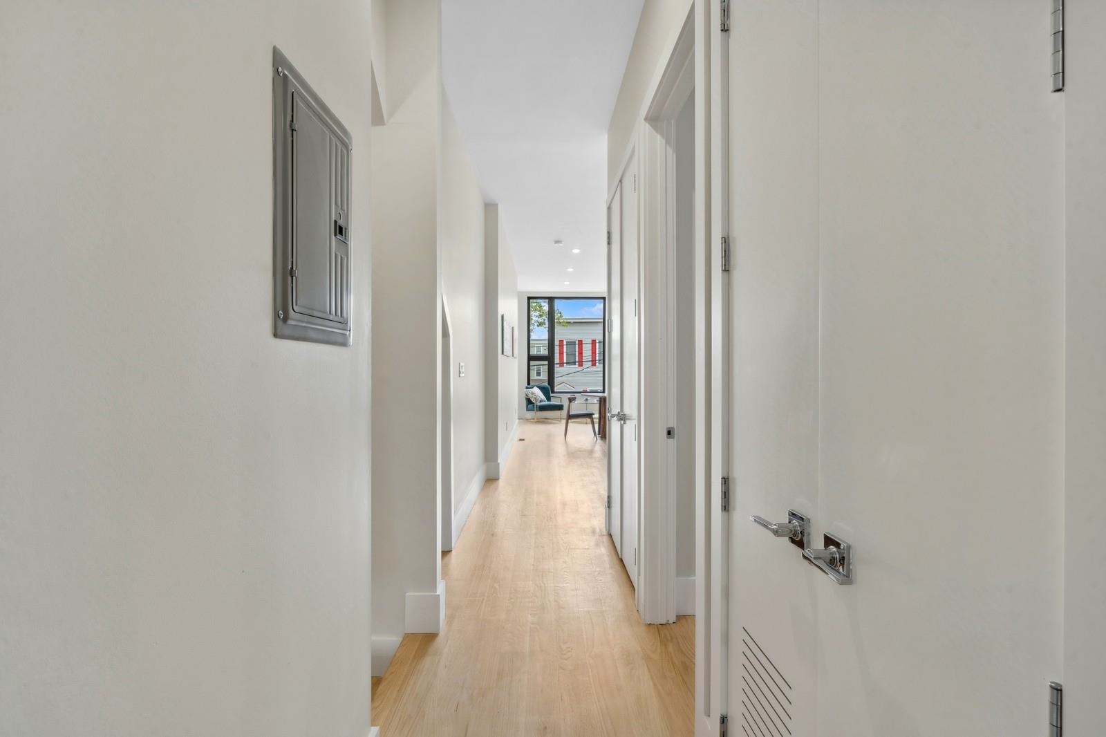 220 FREEMAN AVE Unit: 1