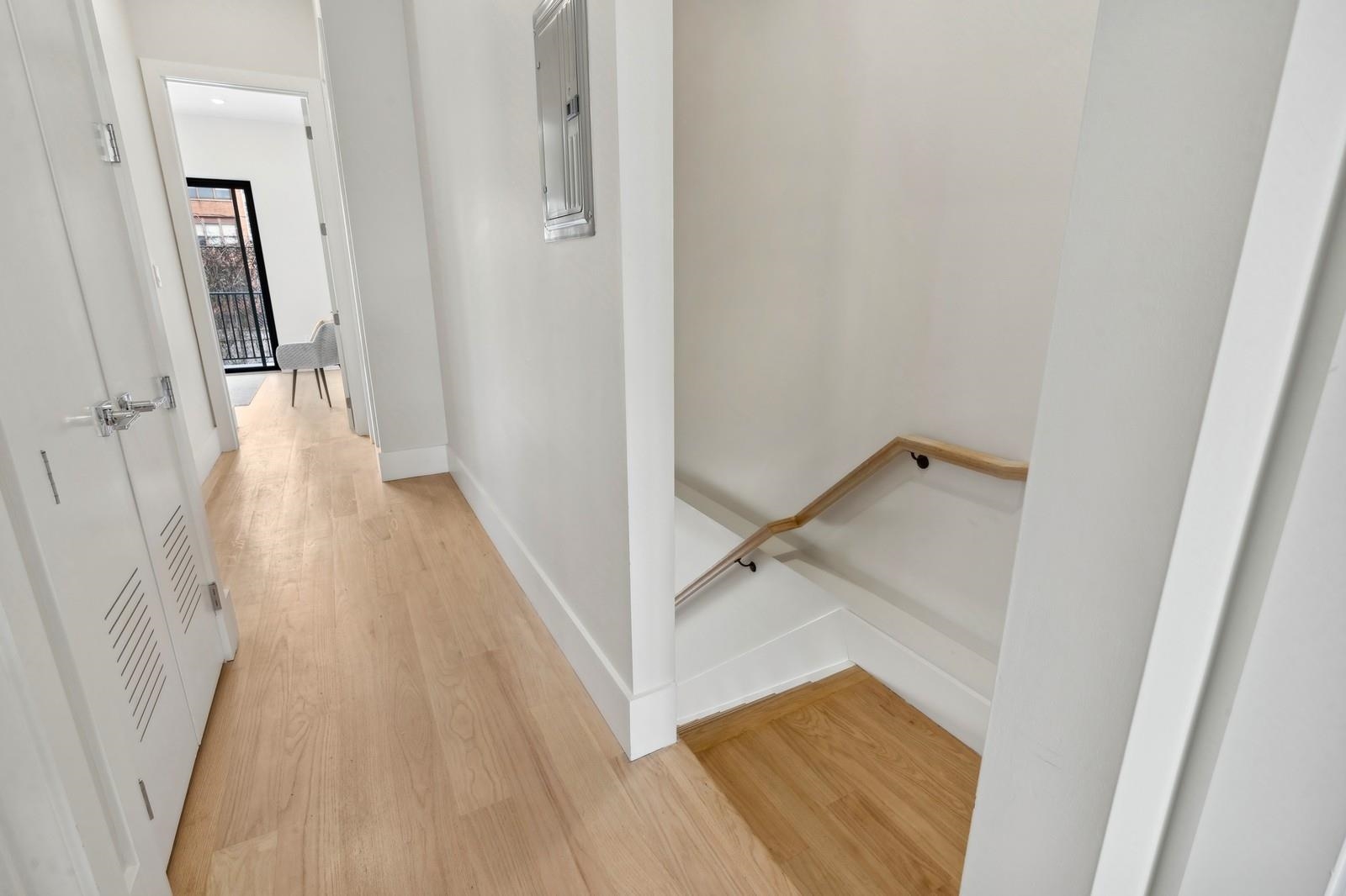 220 FREEMAN AVE Unit: 1