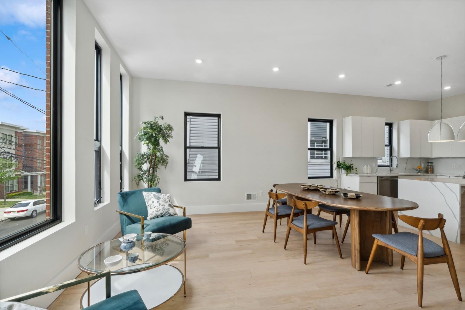 220 FREEMAN AVE Unit: 1