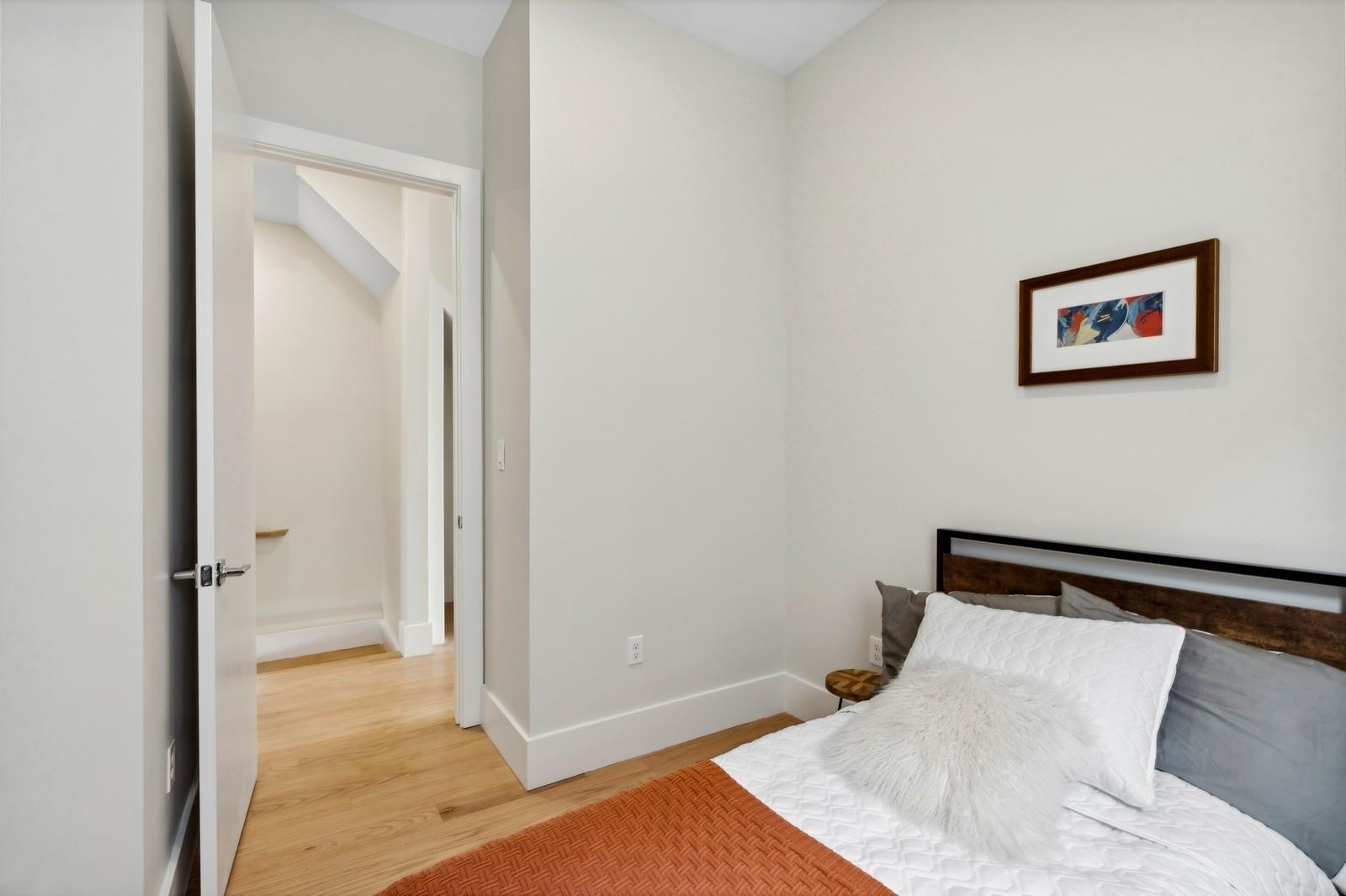 220 FREEMAN AVE Unit: 1