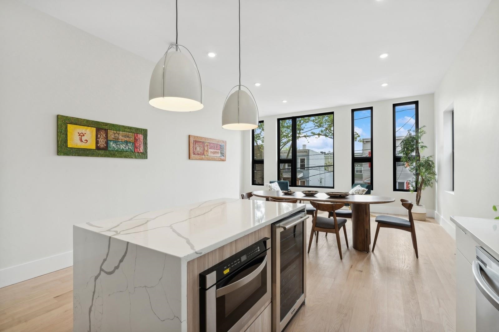 220 FREEMAN AVE Unit: 1