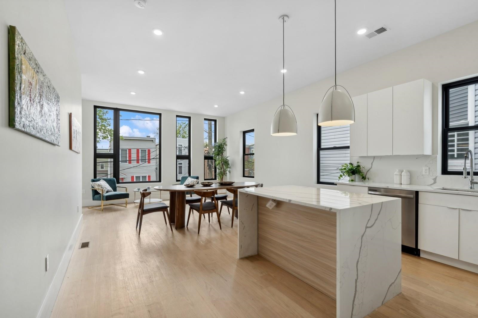 220 FREEMAN AVE Unit: 1