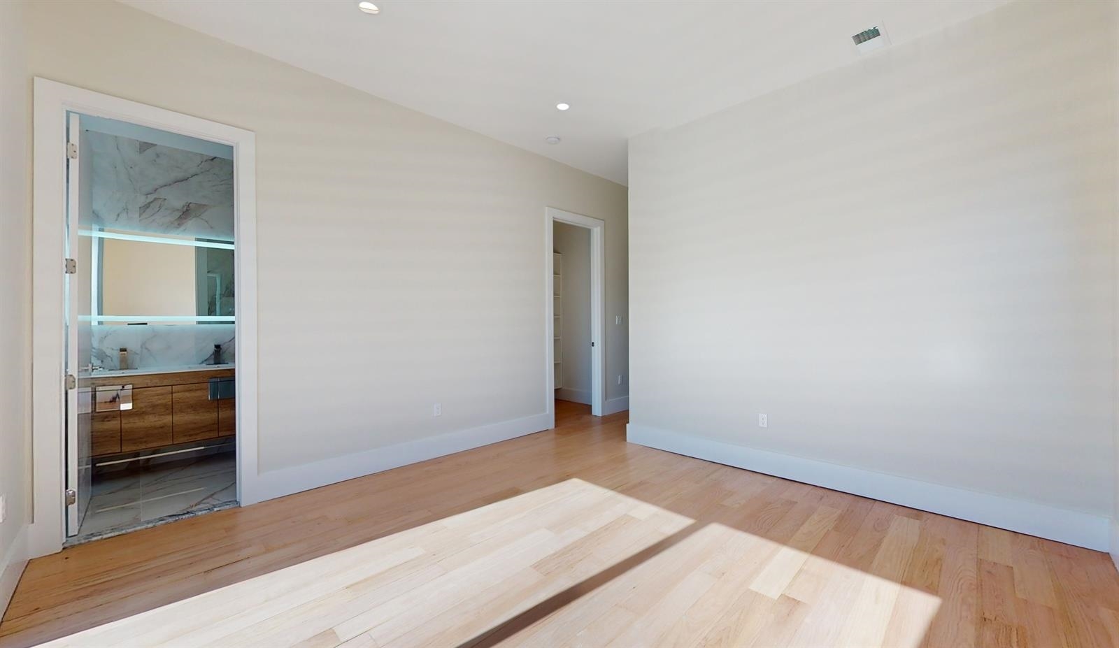 220 FREEMAN AVE Unit: 2