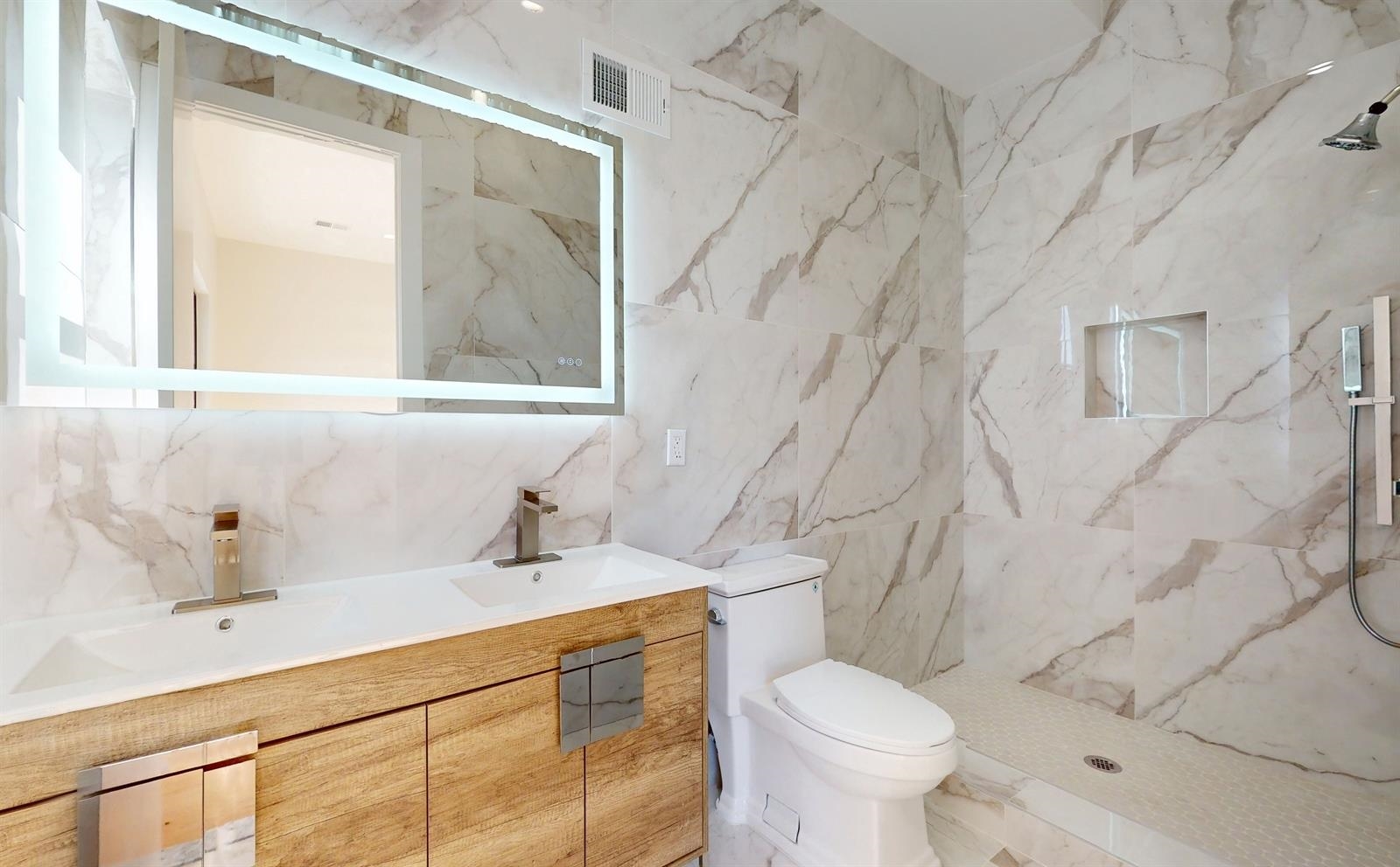 220 FREEMAN AVE Unit: 2