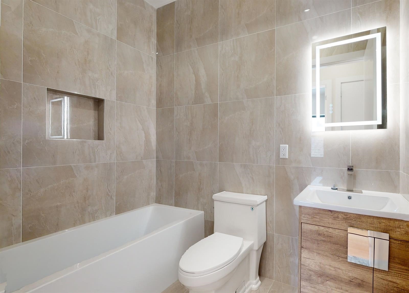 220 FREEMAN AVE Unit: 2