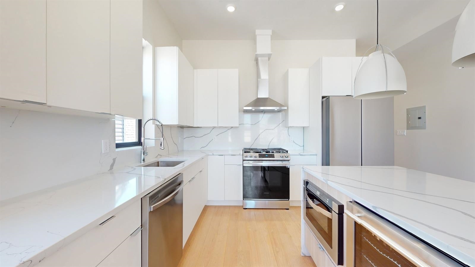 220 FREEMAN AVE Unit: 2