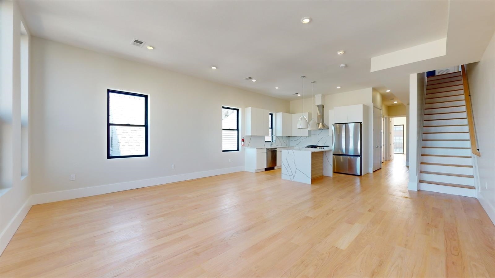 220 FREEMAN AVE Unit: 2