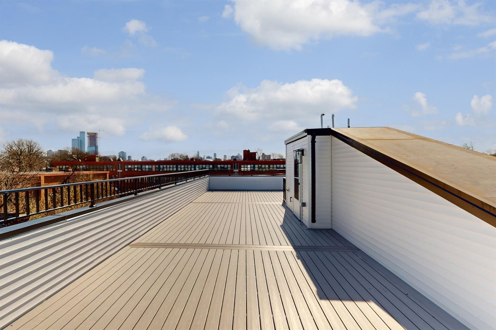 220 FREEMAN AVE Unit: 2