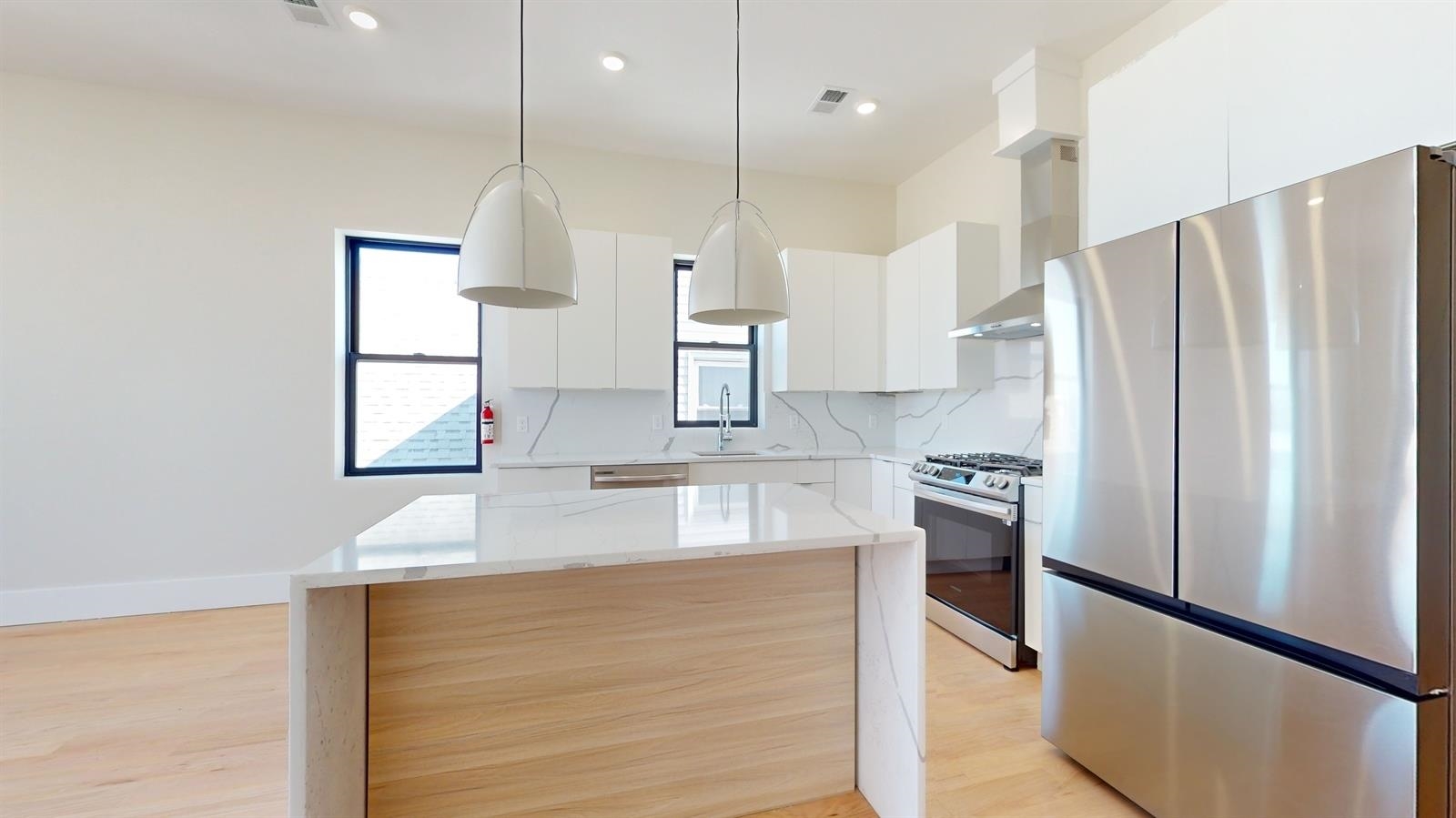 220 FREEMAN AVE Unit: 2