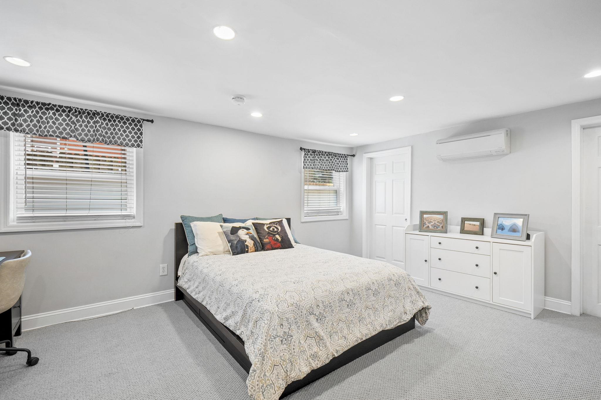 331 VARICK ST Unit: 1