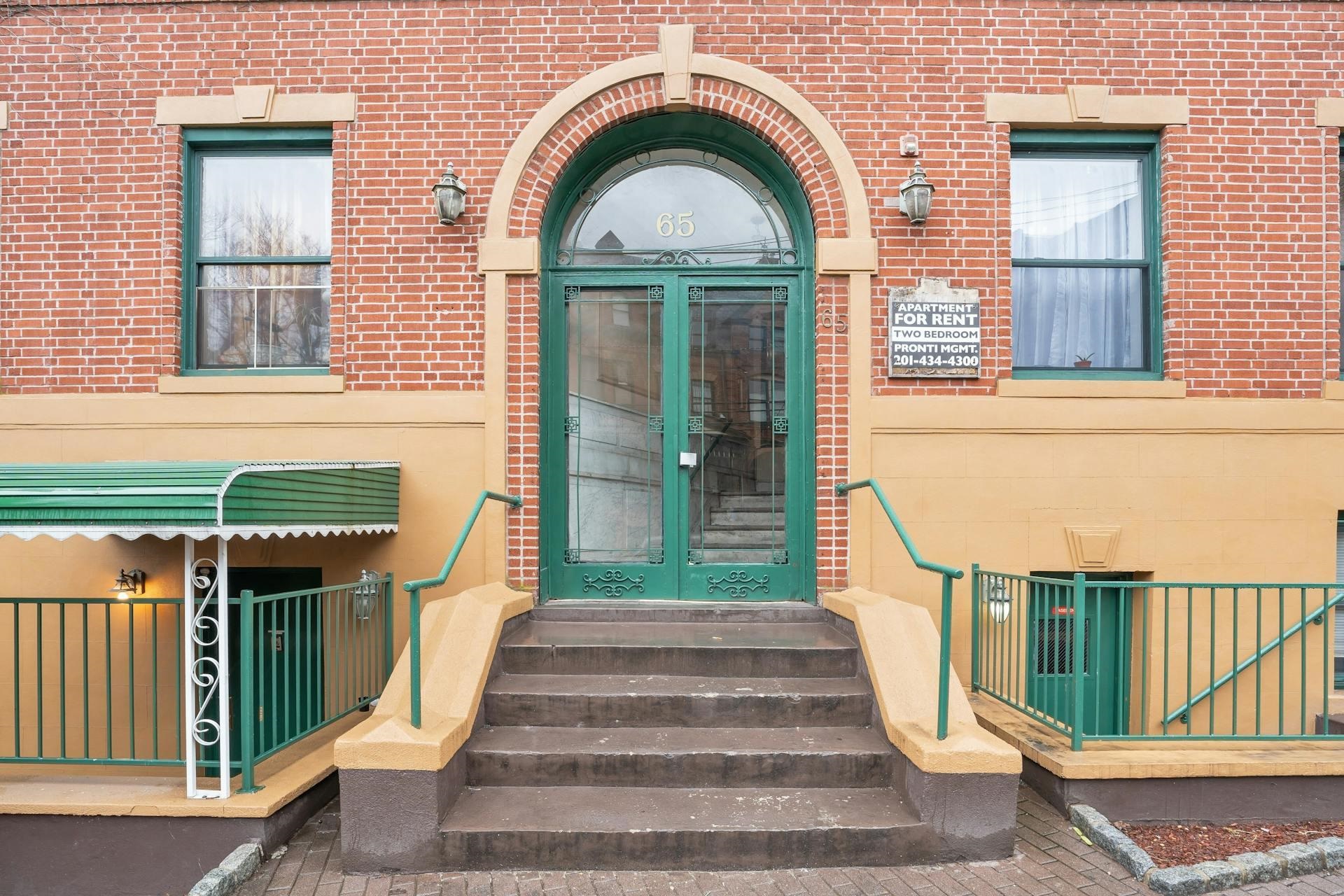 65 SUMMIT AVE Unit: 301