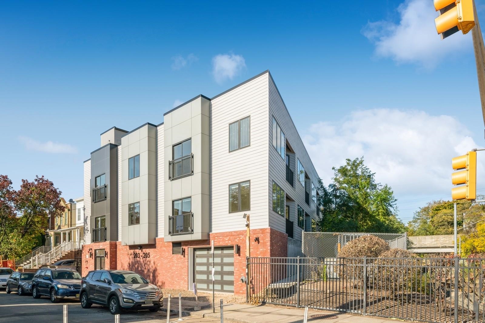 201-205 RANDOLPH AVE Unit: 105