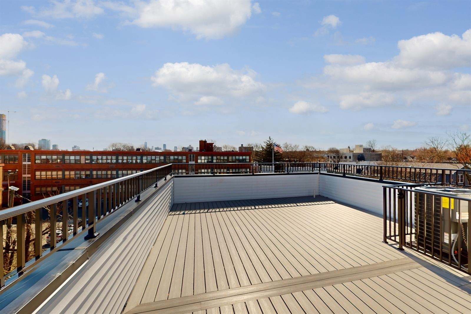 220 FREEMAN AVE Unit: 2