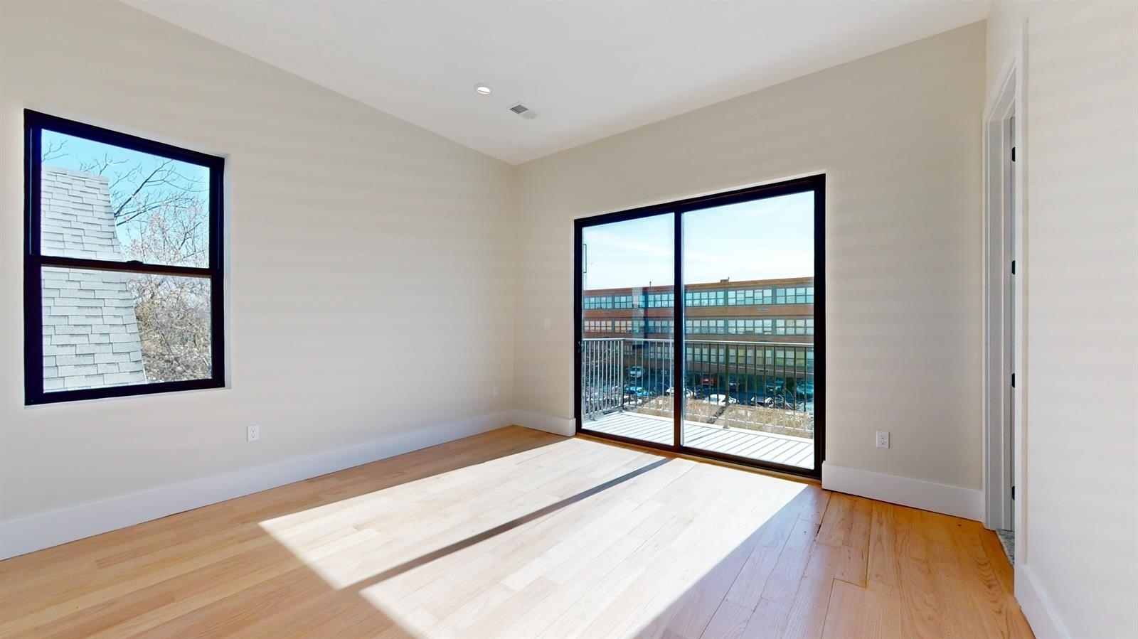 220 FREEMAN AVE Unit: 2